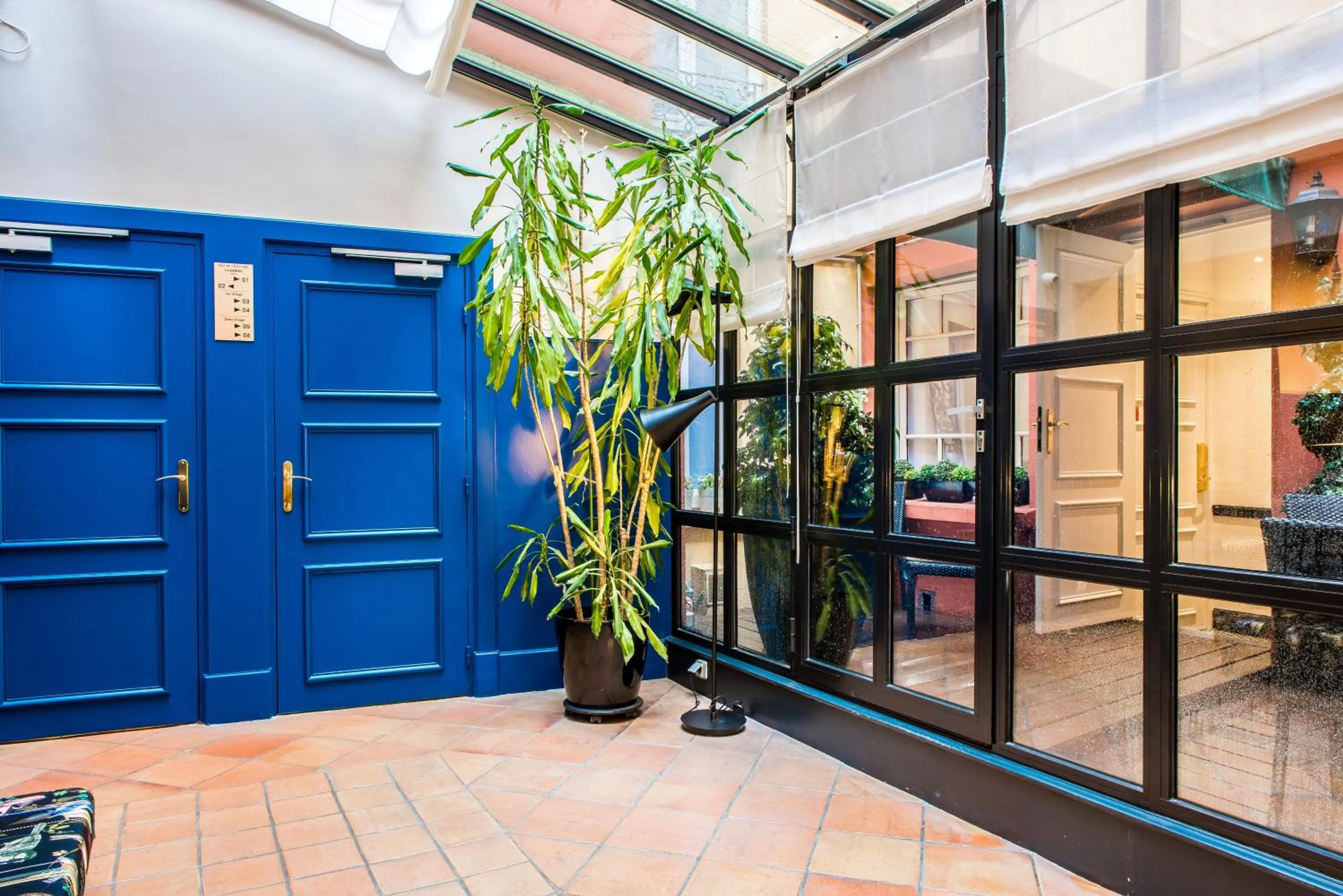 Patio in Hôtel Jardin Le Bréa
