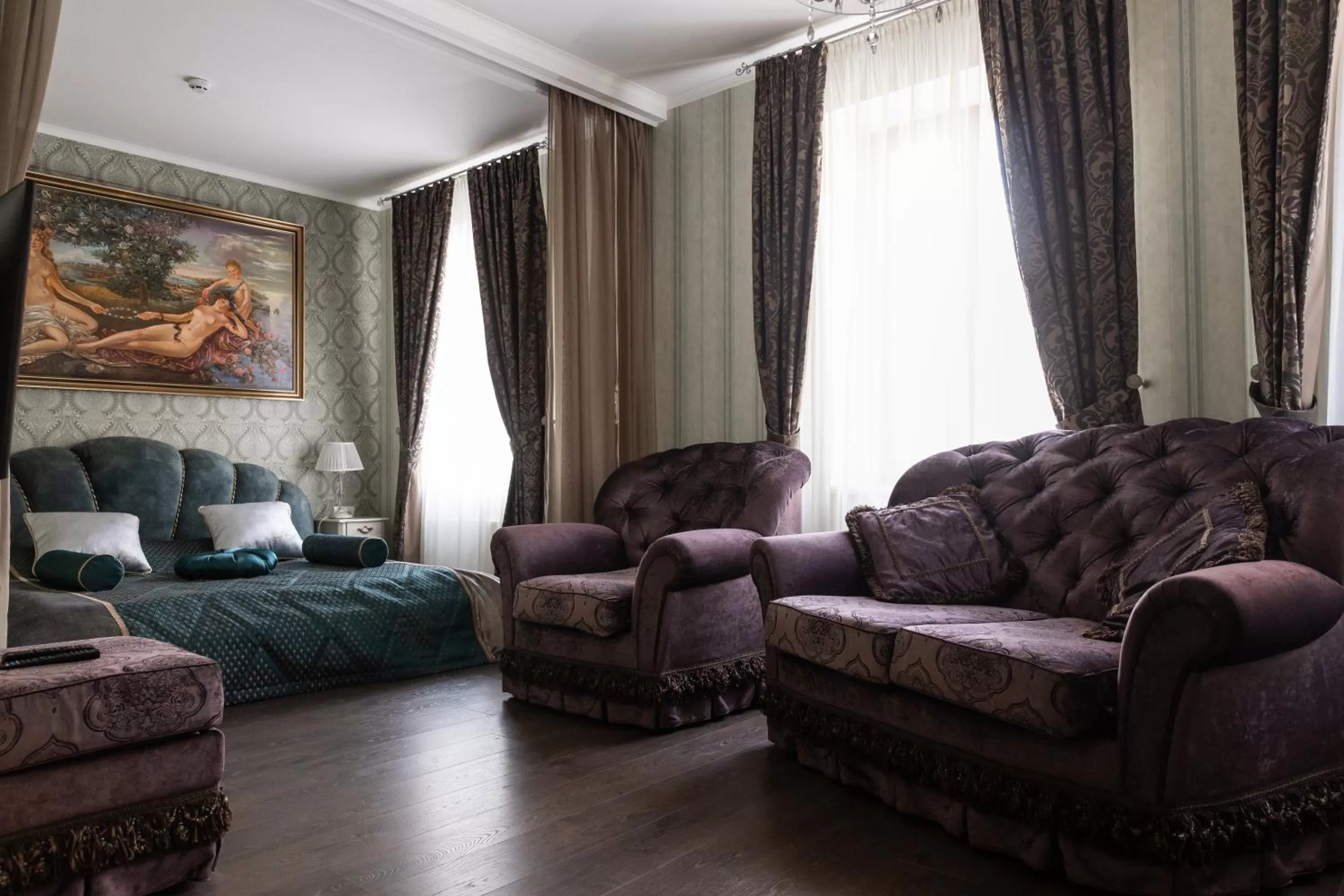 Photo of the whole room, Seating Area in Hotel "Mandarin Clubhouse"