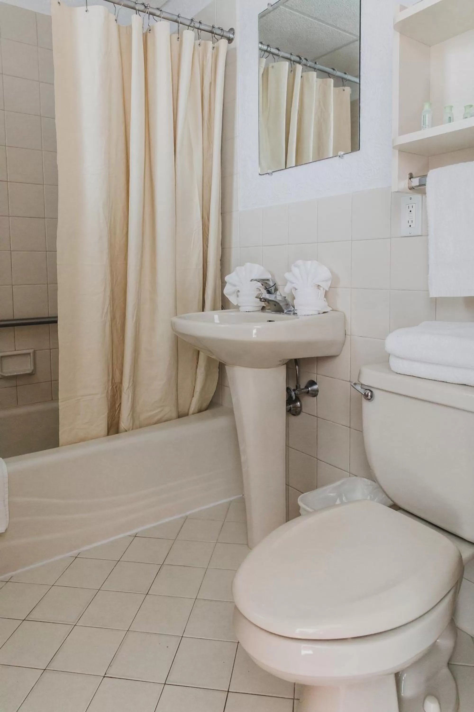 Bathroom in Heart of Wildwood Motel