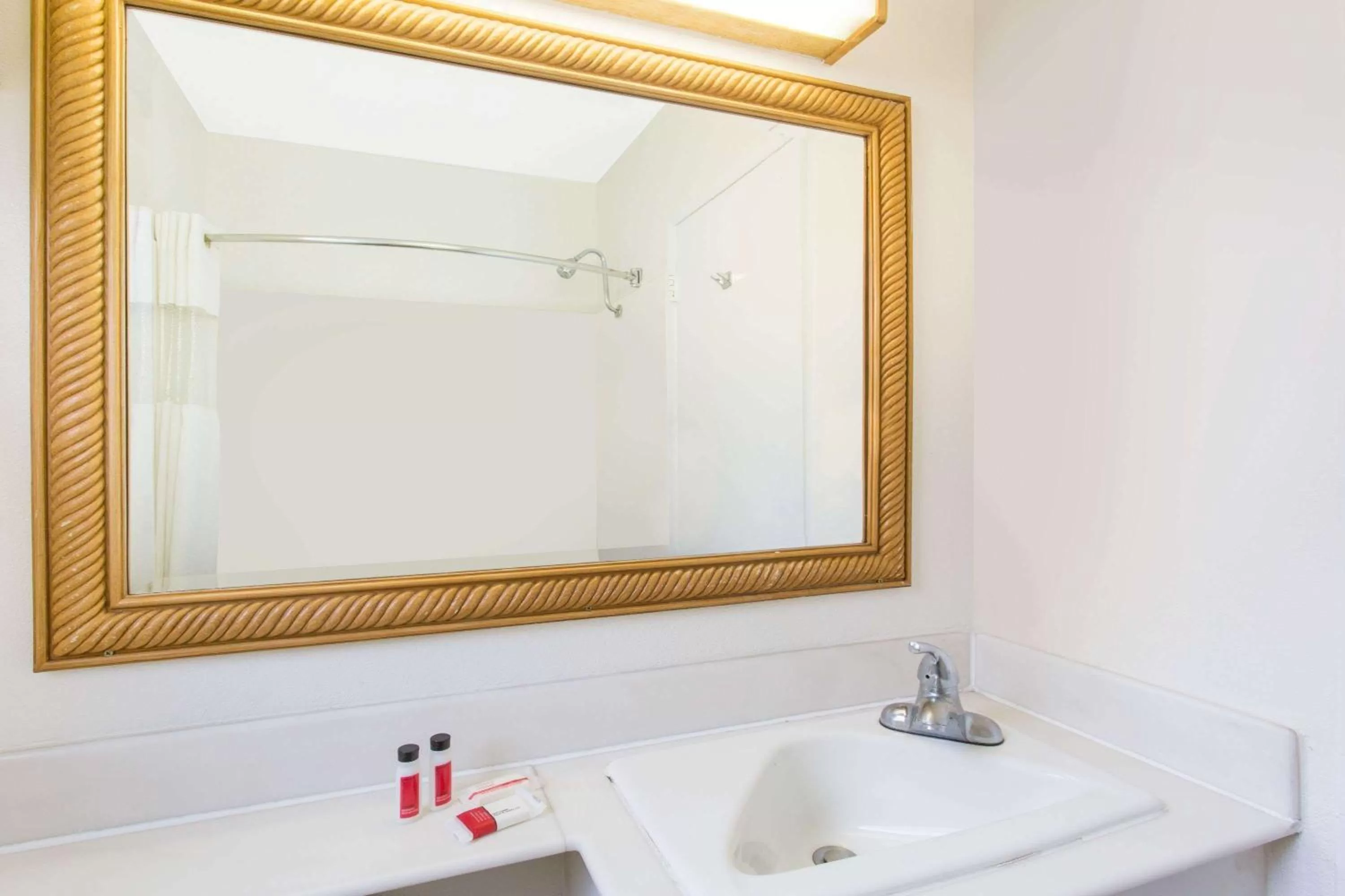 Bathroom in Travelodge by Wyndham Williams Grand Canyon