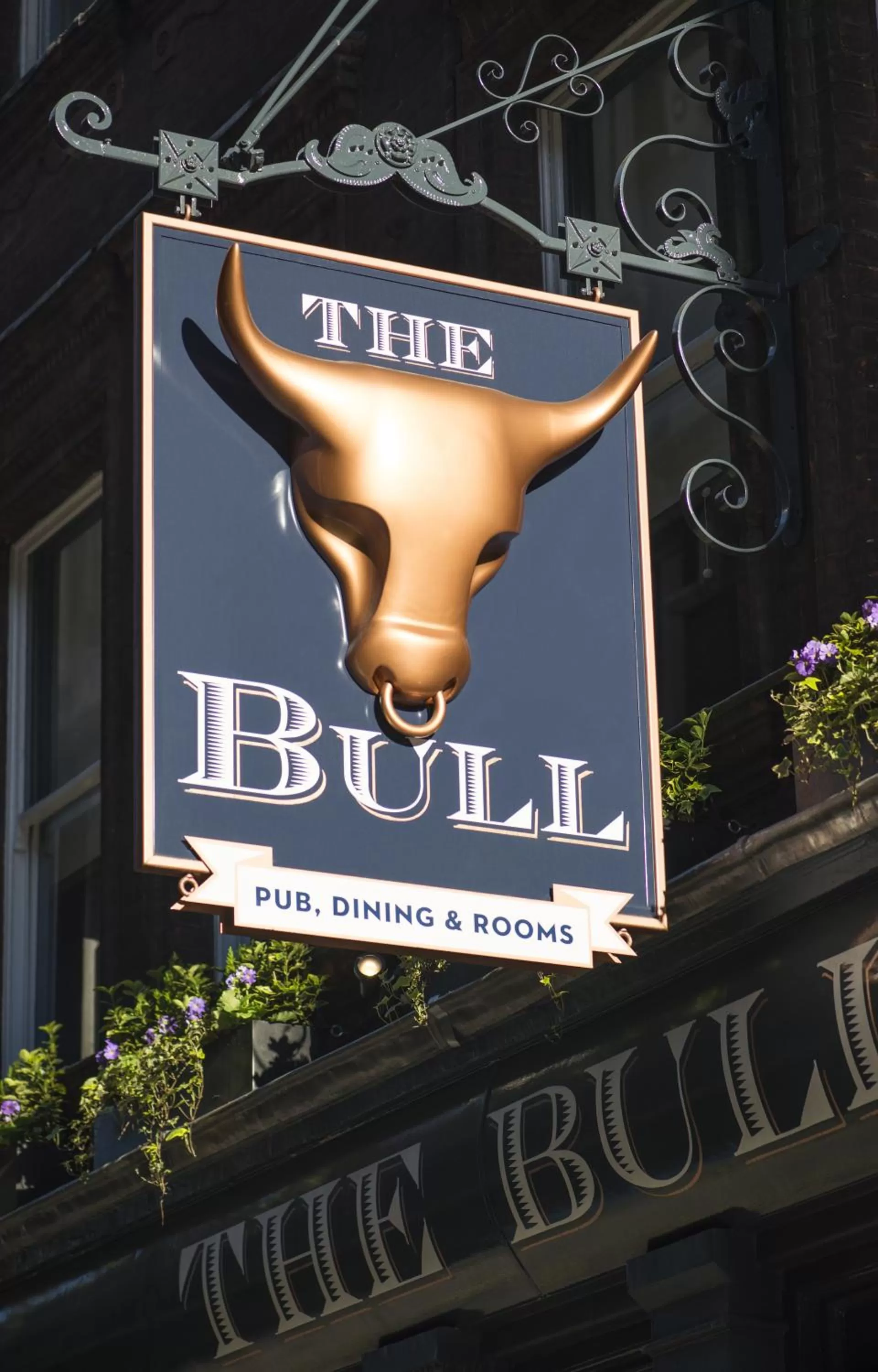 Facade/entrance in The Bull and The Hide