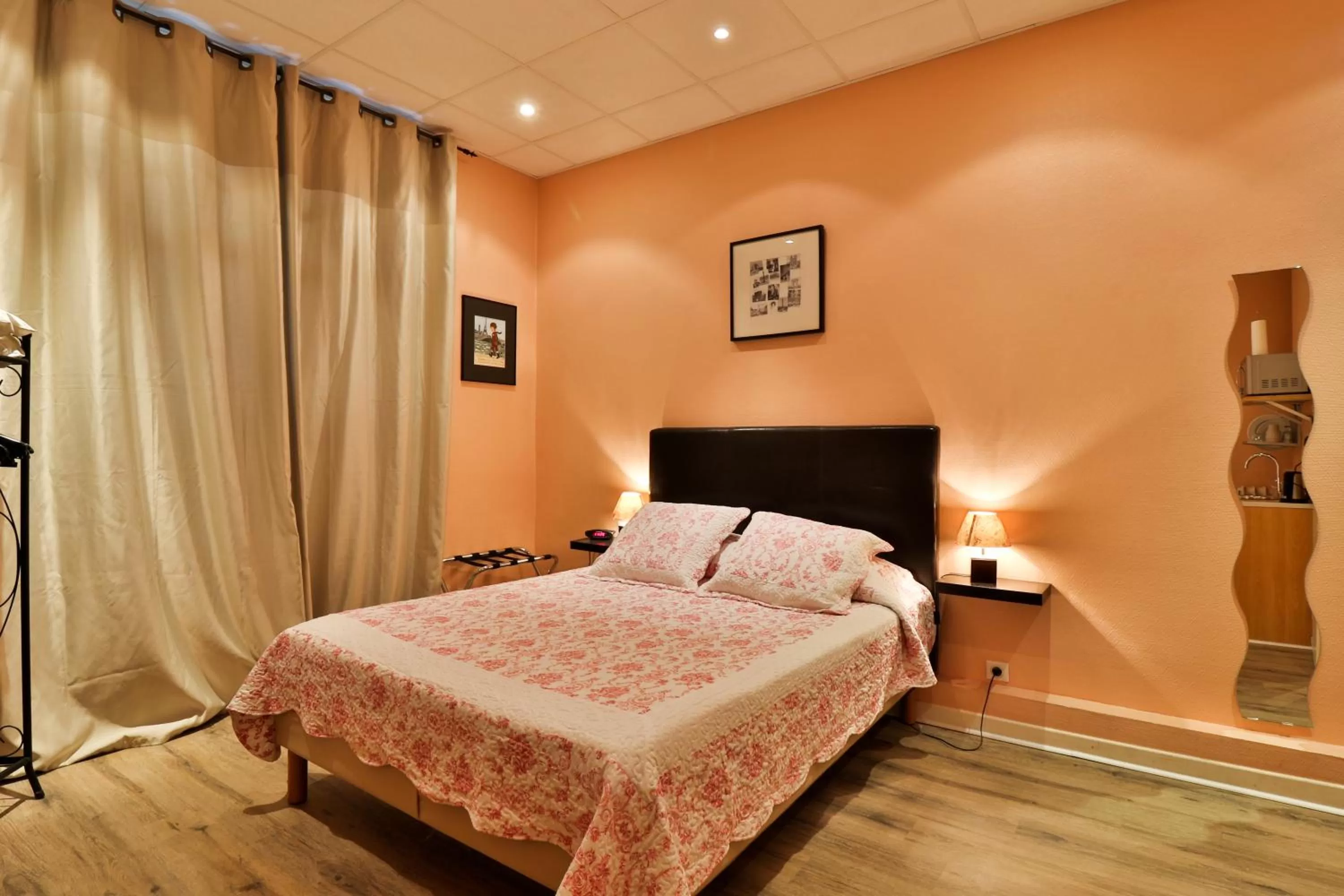 Photo of the whole room, Bed in Hotel Victor Hugo Nice