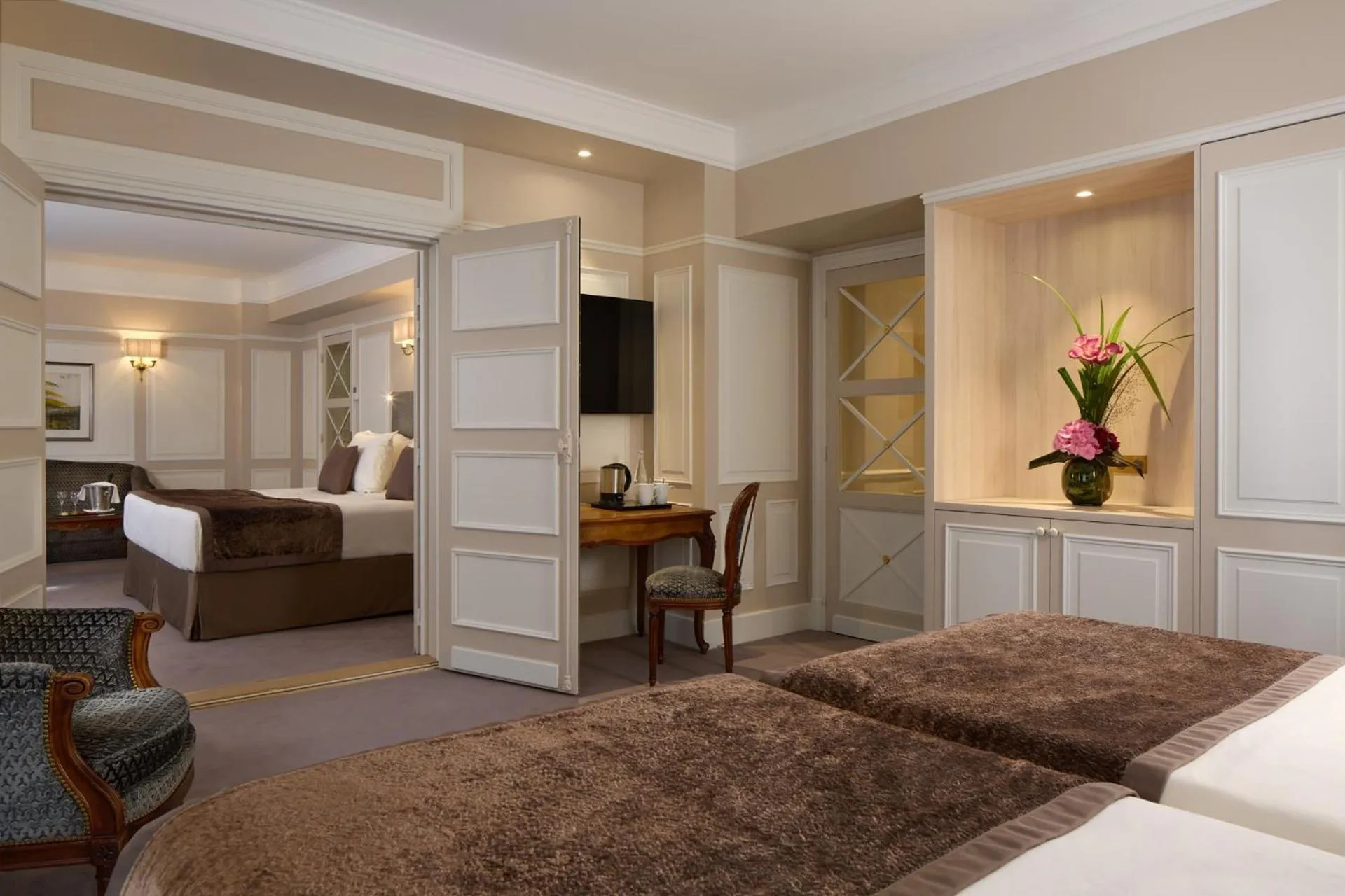 Photo of the whole room, Bed in Majestic Hotel Spa - Champs Elysées