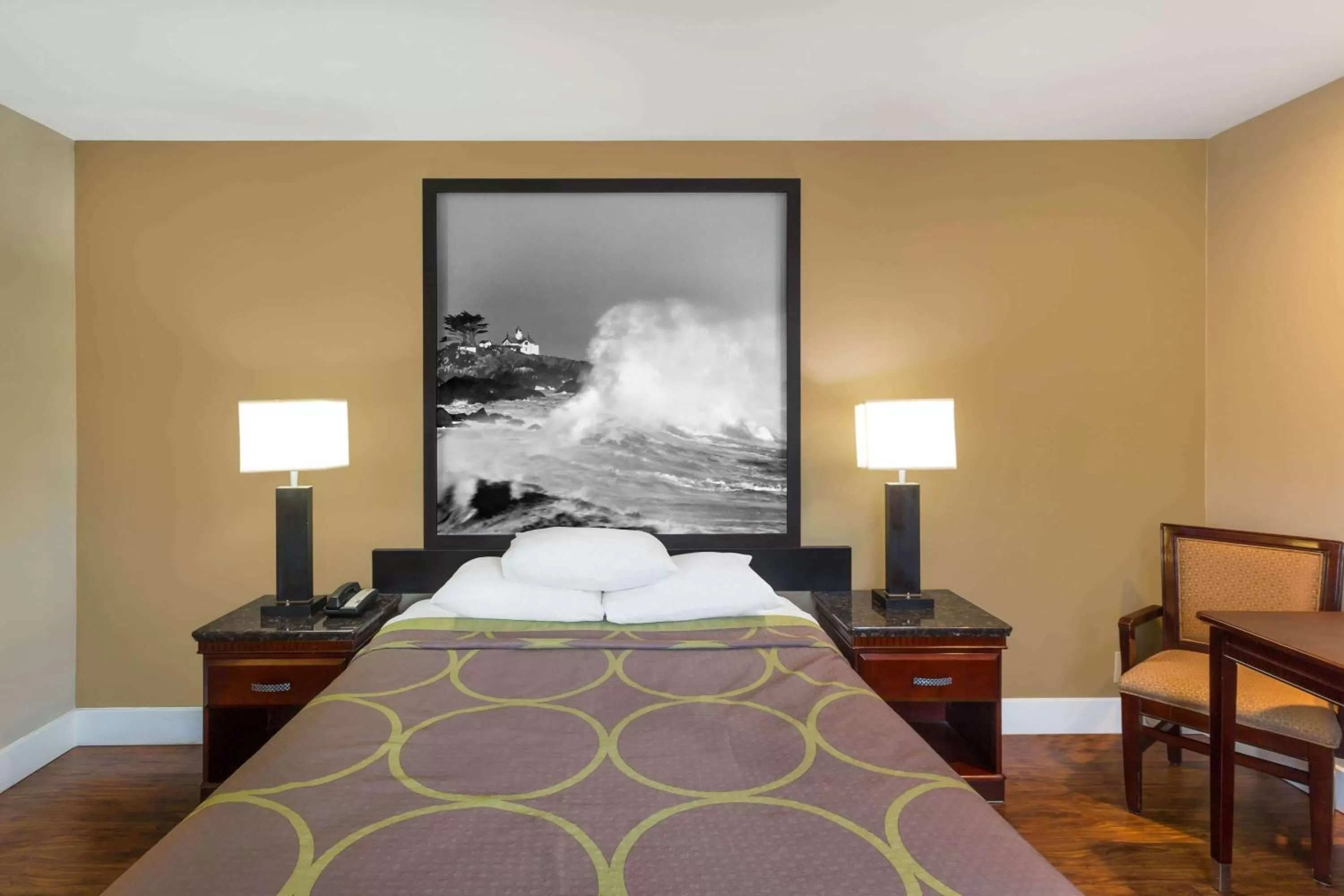 Photo of the whole room, Bed in Super 8 by Wyndham Martinez