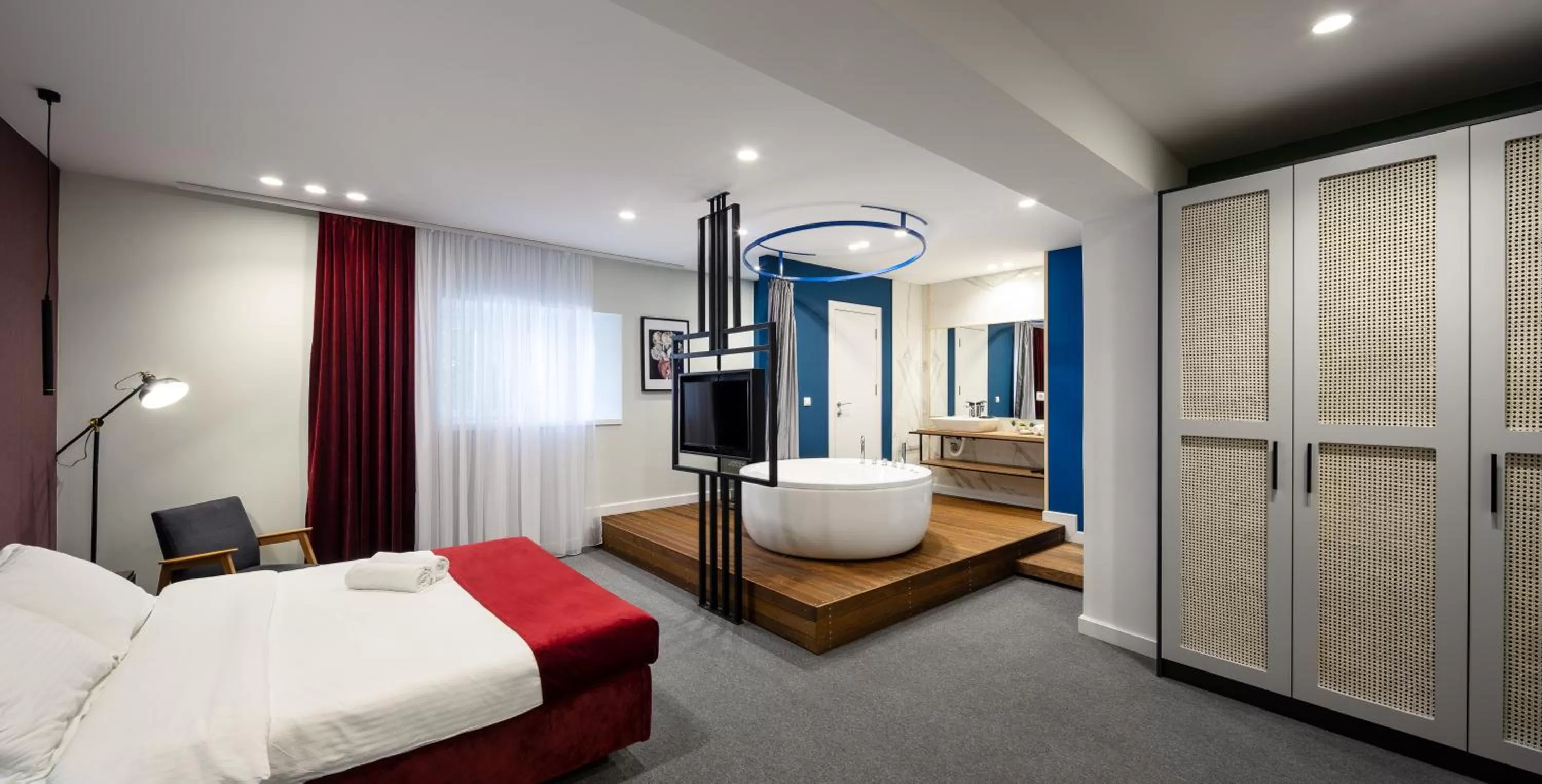 Bathroom, Bed in Hotel Bohemian Garni - Skadarlija