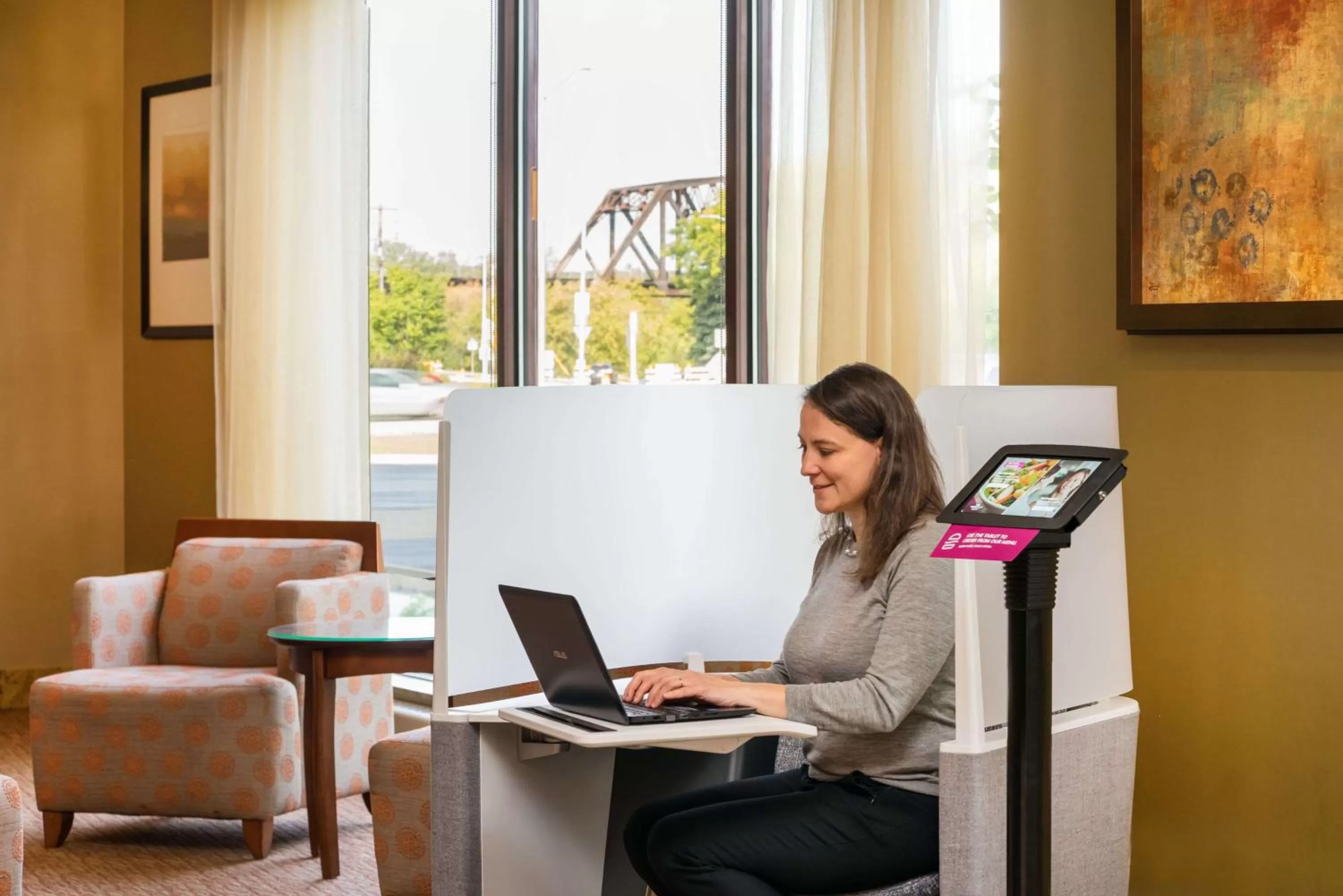 Seating area in Sonesta Milwaukee West Wauwatosa