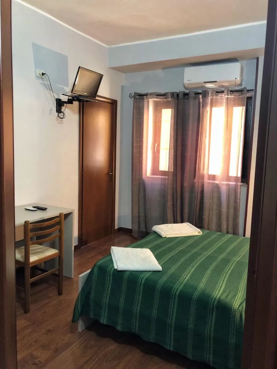 Photo of the whole room, Bed in Populus