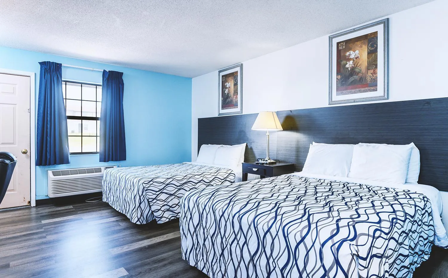 Bed in Blue Way Inn & Suites Wellington