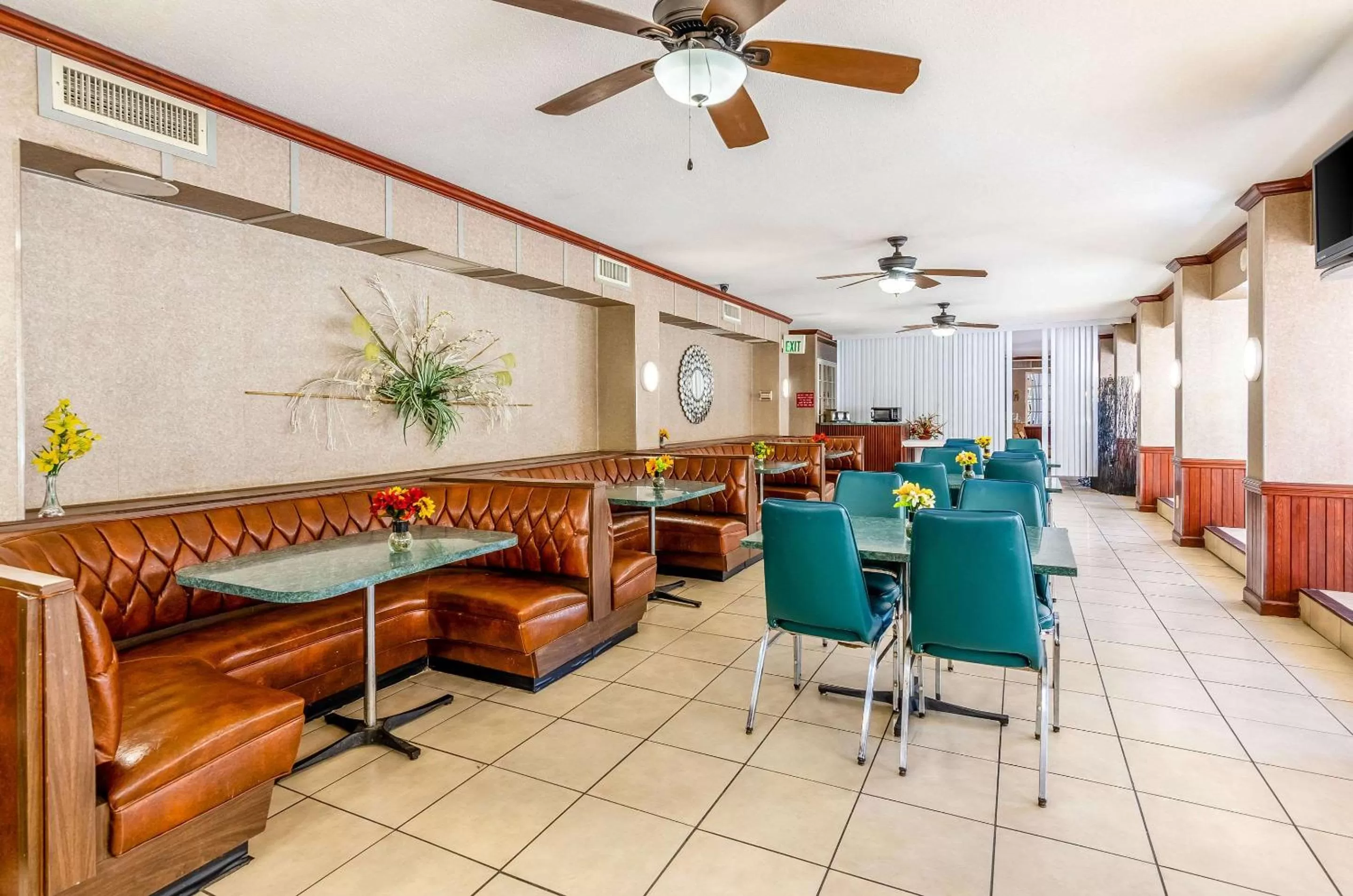 Restaurant/places to eat in Econo Lodge Martinsville