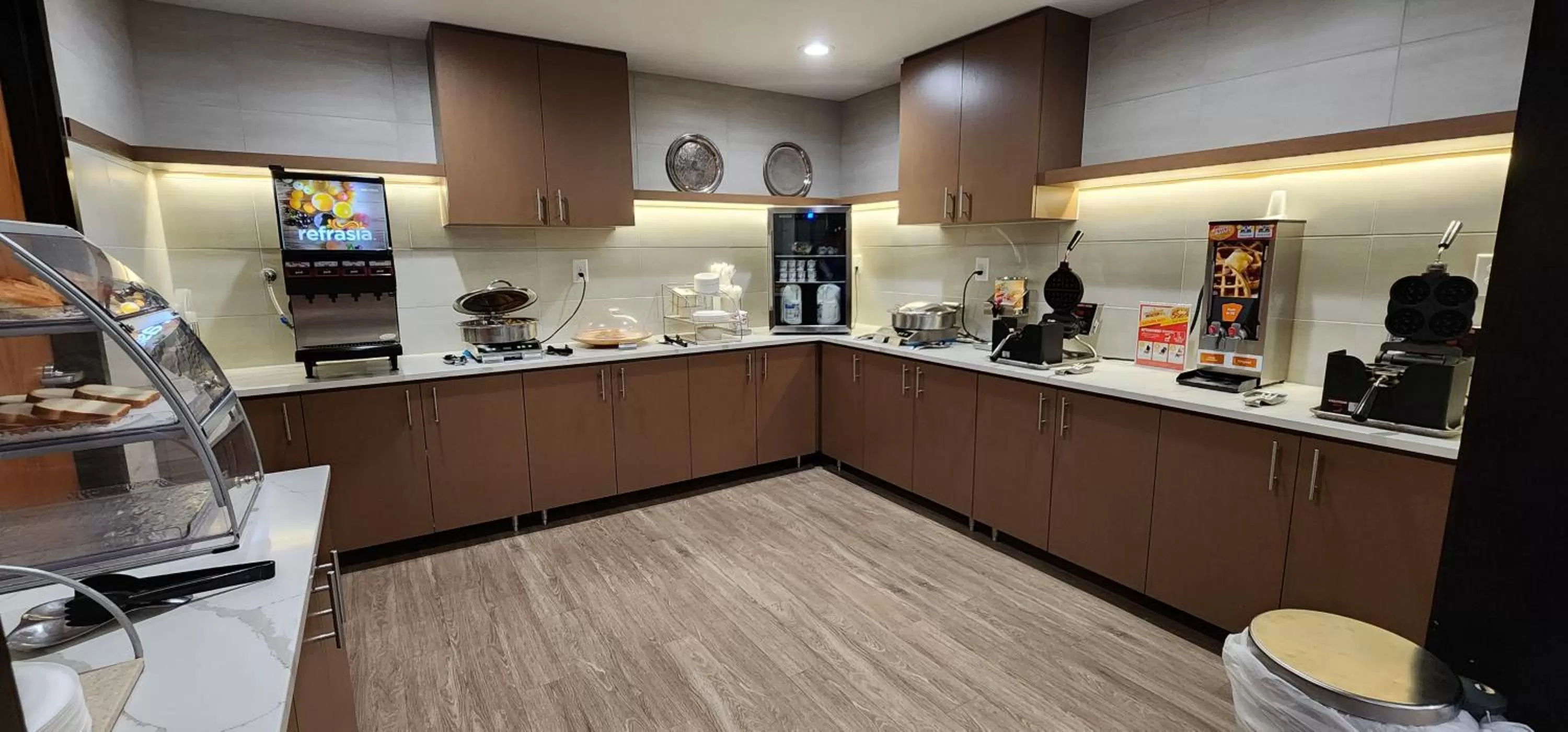 Buffet breakfast in Comfort Inn & Suites Shakopee Downtown Area