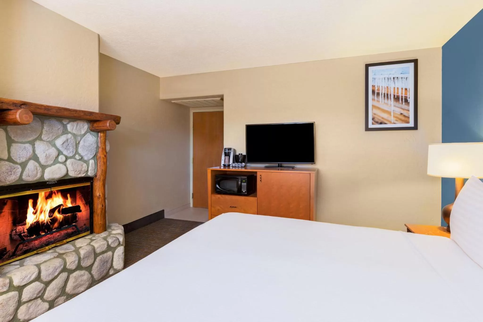 Photo of the whole room, Bed in Holiday Inn Resort The Lodge at Big Bear Lake by IHG