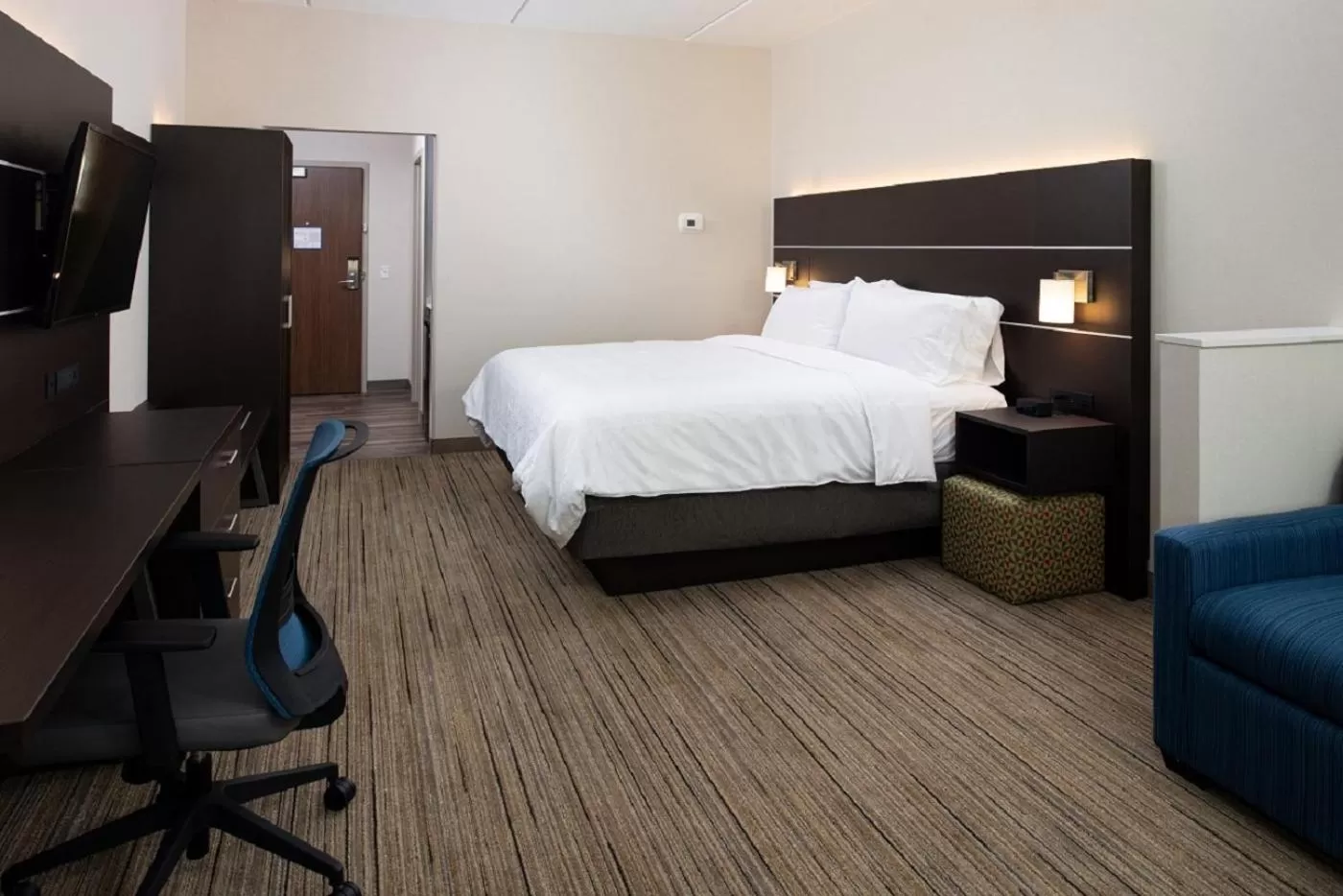 Bed in Holiday Inn Express & Suites - Romeoville - Joliet North by IHG