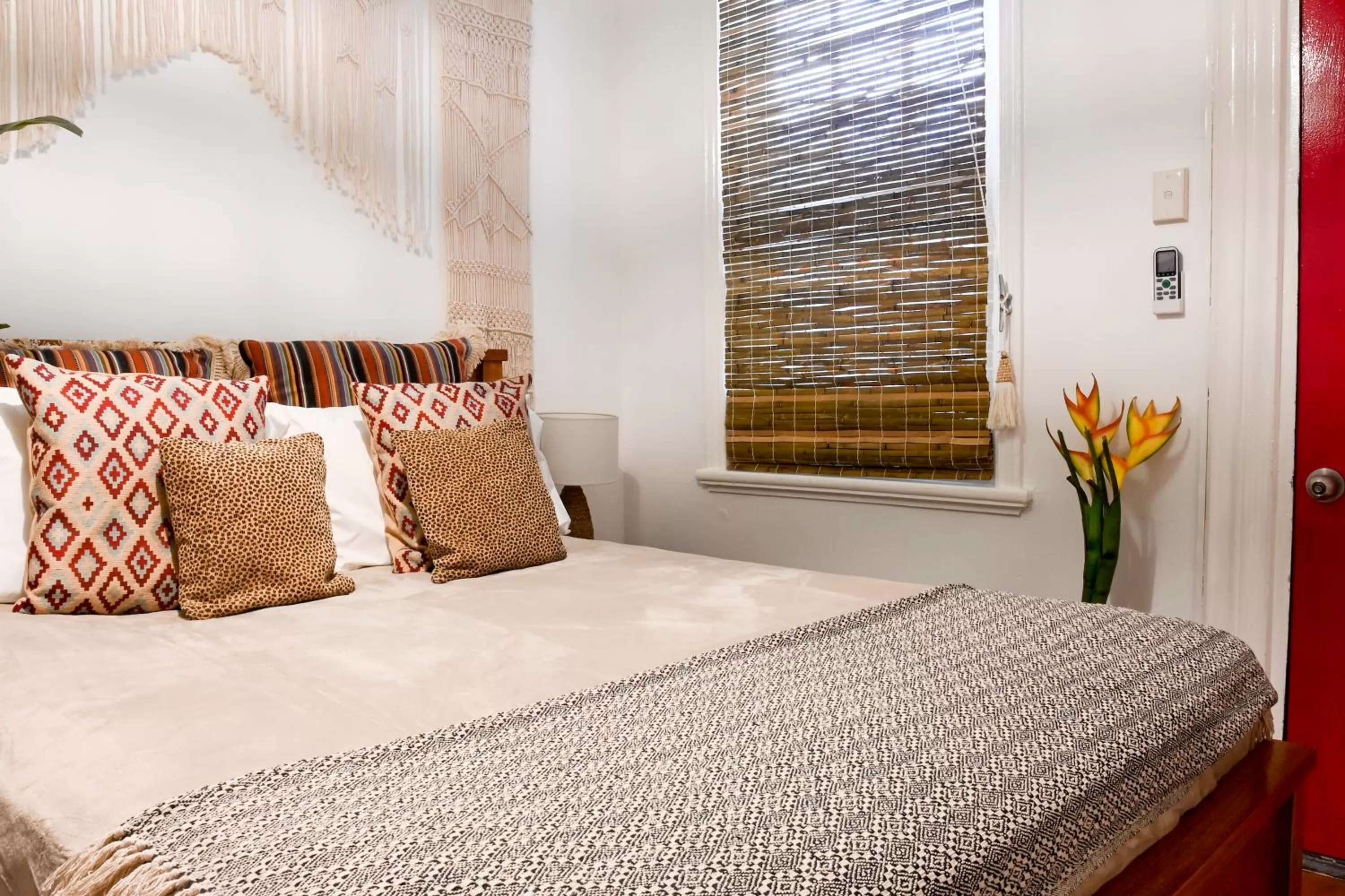Bed in Manly Waves Studios & Apartments