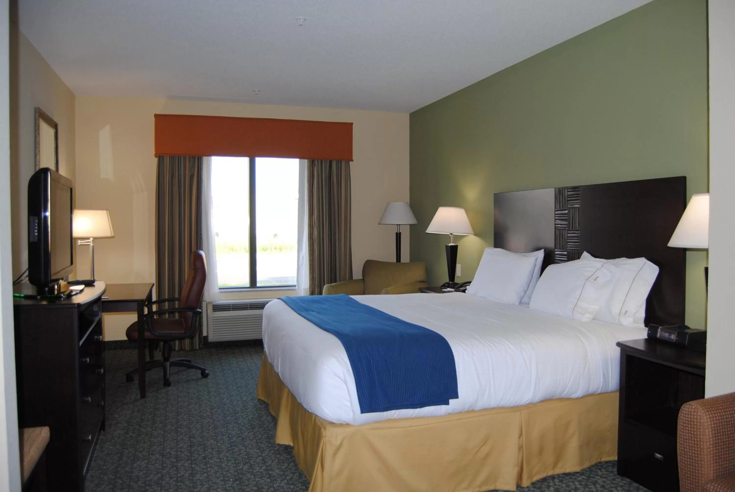 Photo of the whole room, Bed in Holiday Inn Express & Suites Covington by IHG