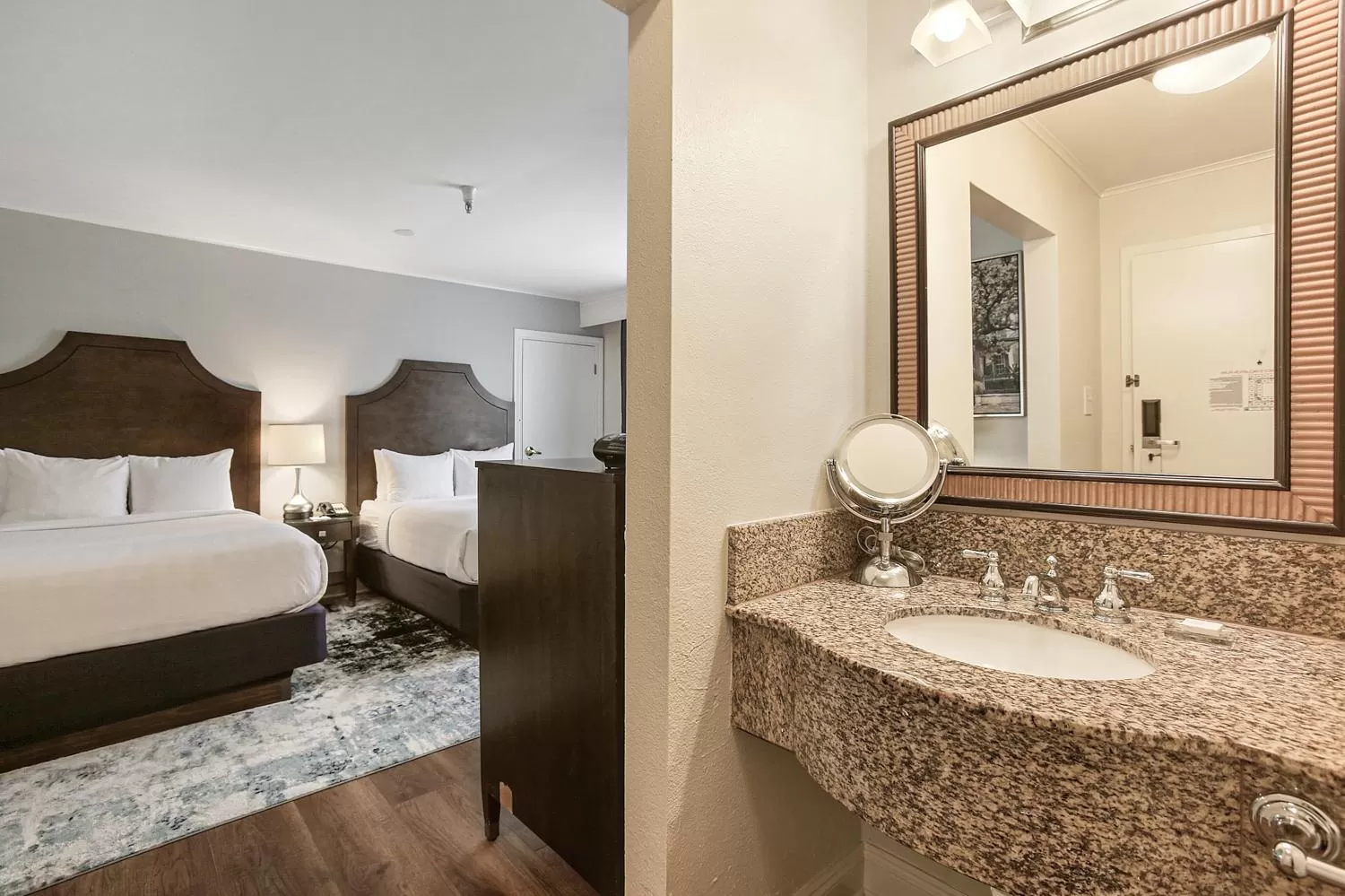 Property building, Bed in St Charles Inn, Superior Hotel