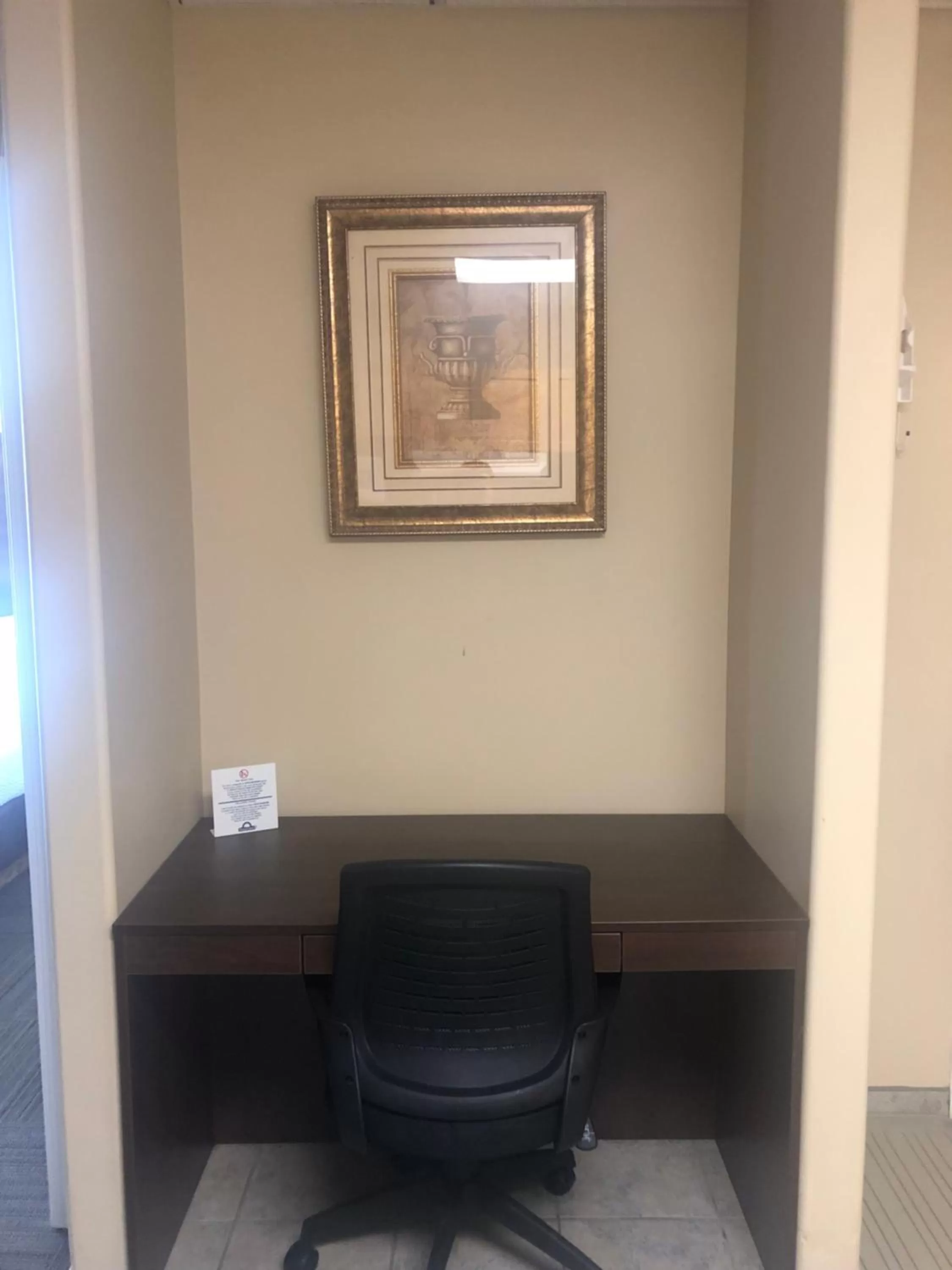 Seating area in Days Inn by Wyndham Hinton