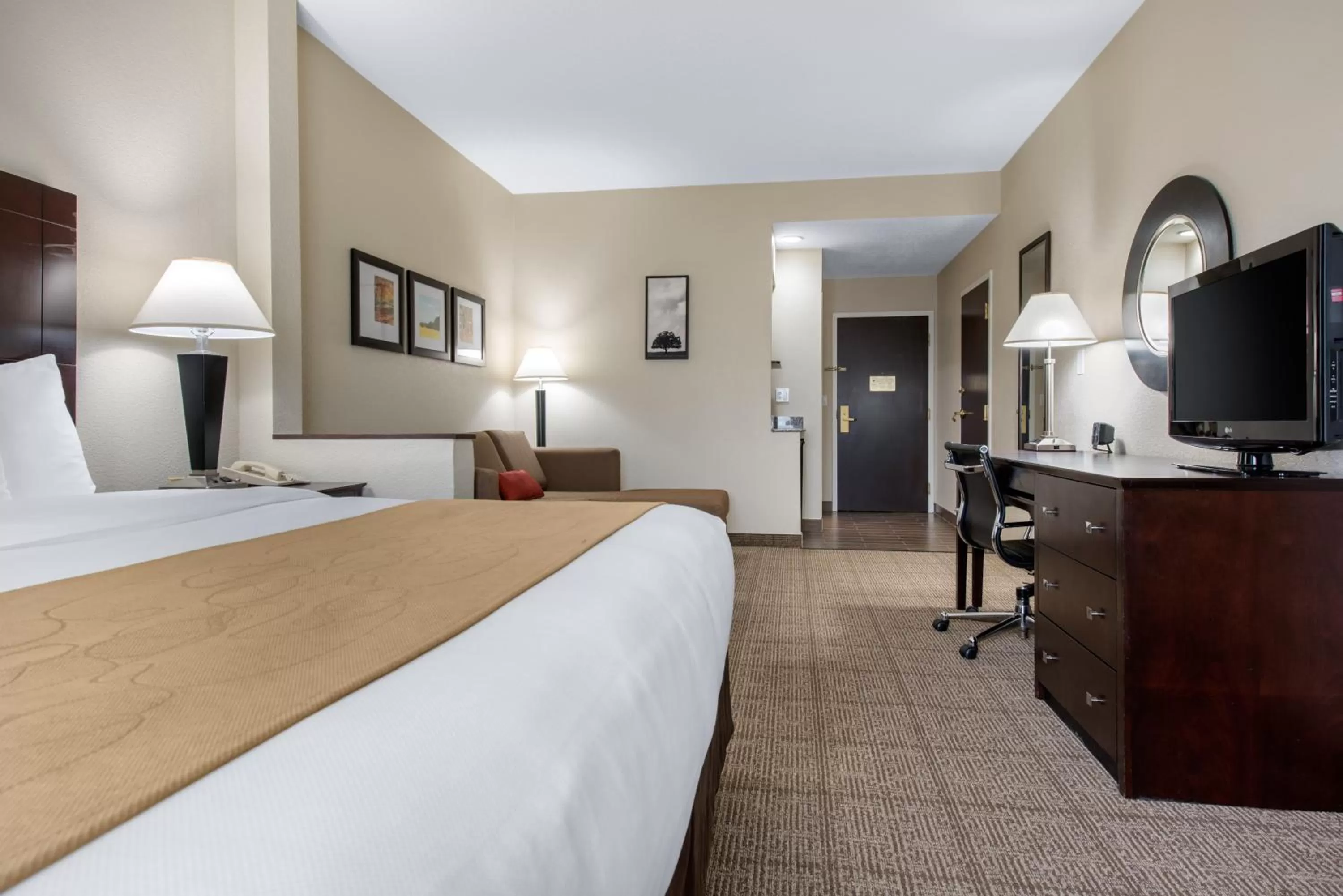 Photo of the whole room, Bed in Comfort Suites Lafayette University Area