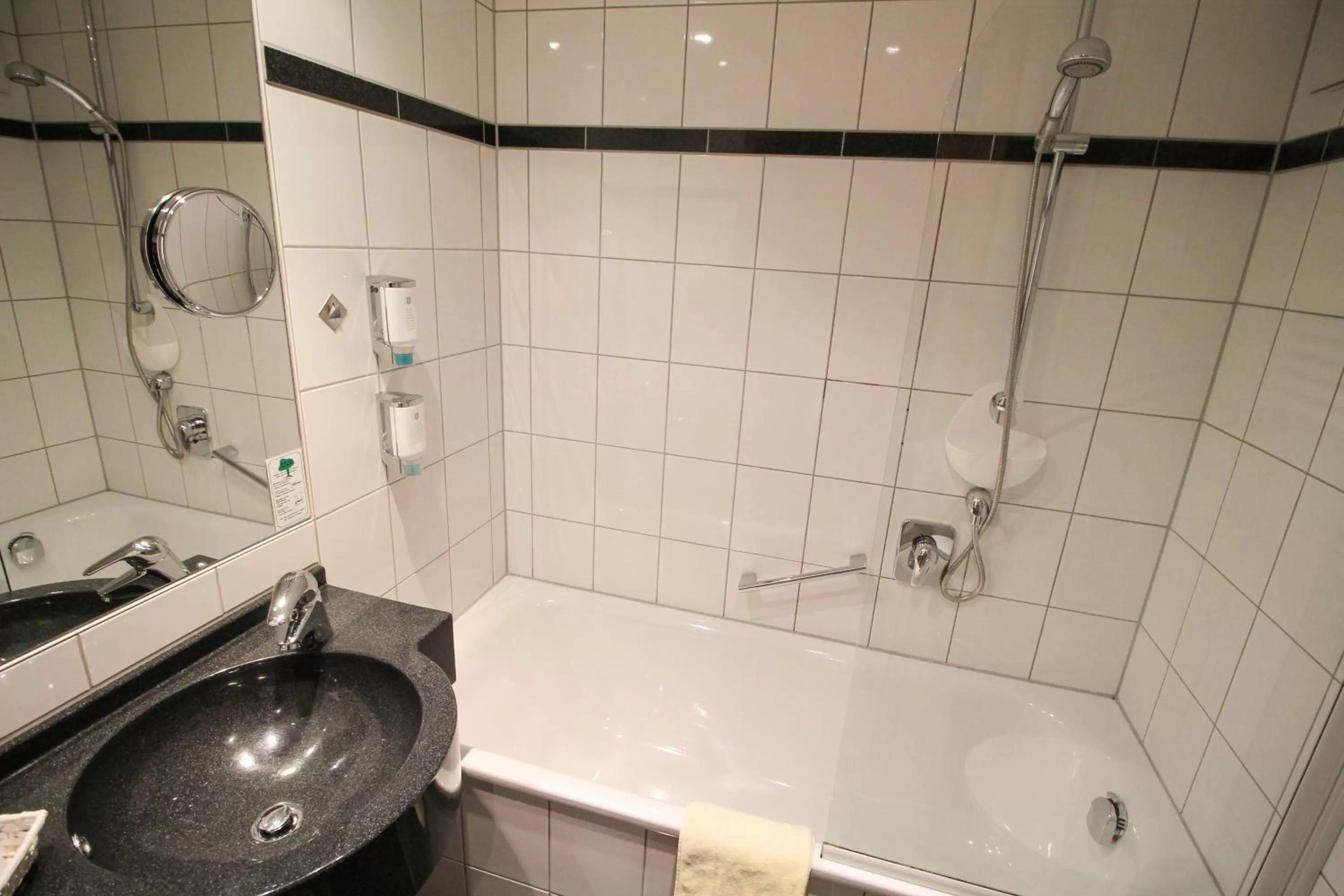 Bath in Hotel National Düsseldorf (Superior)