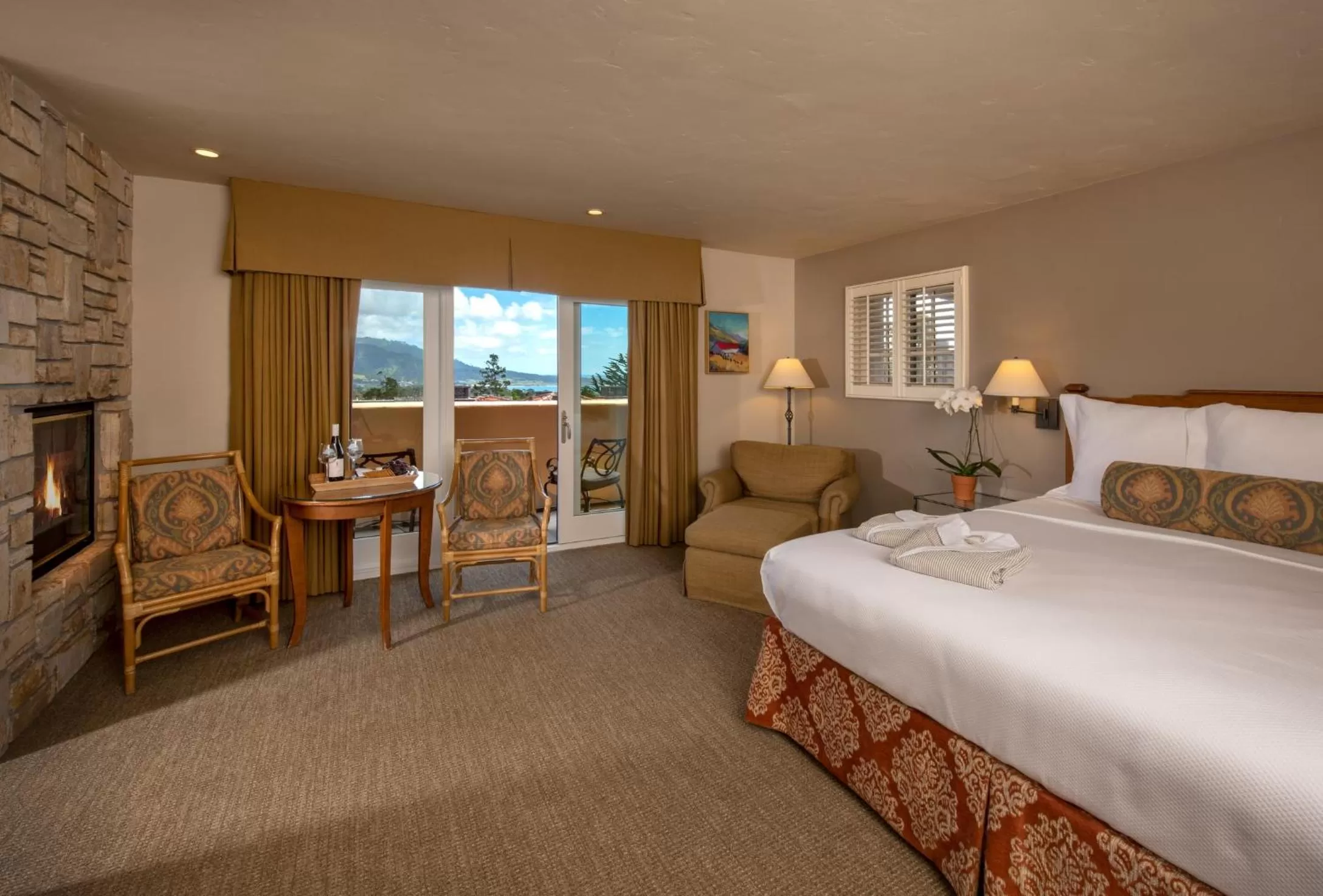 Balcony/Terrace, Bed in Horizon Inn & Ocean View Lodge