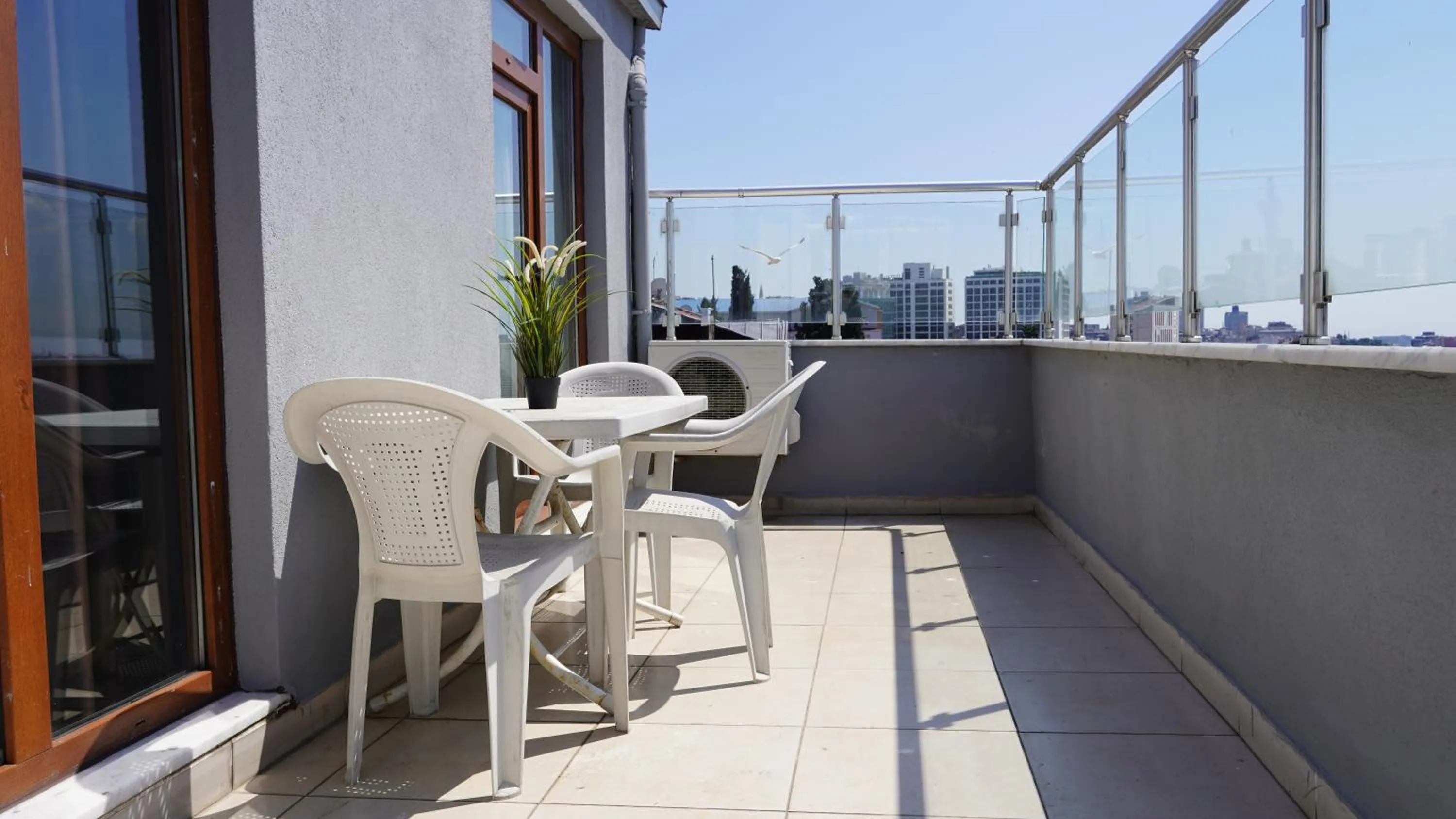 Day in Overland Residence