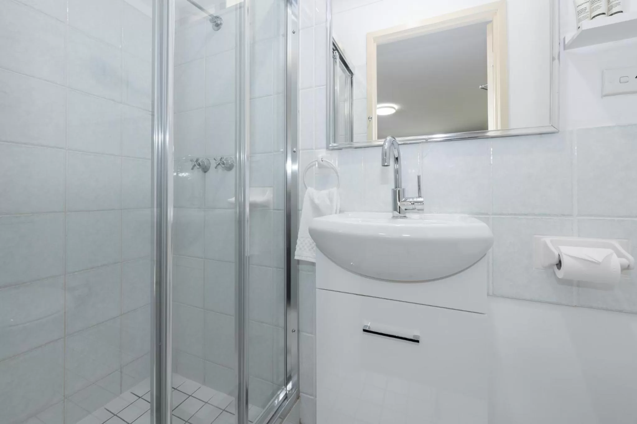 Bathroom in Zig Zag Motel & Apartments