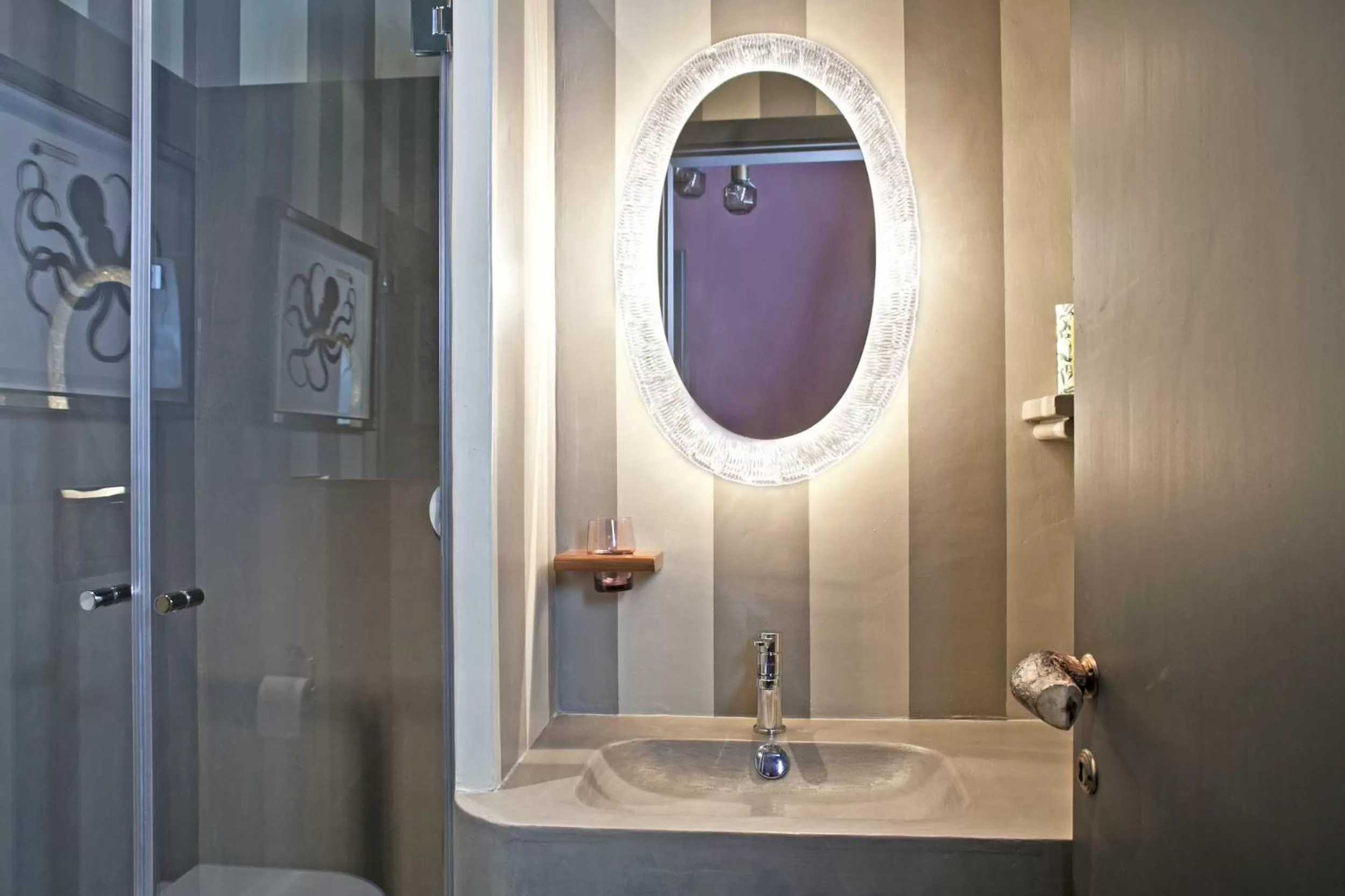 Shower in Porcellino Gallery Art Boutique BB