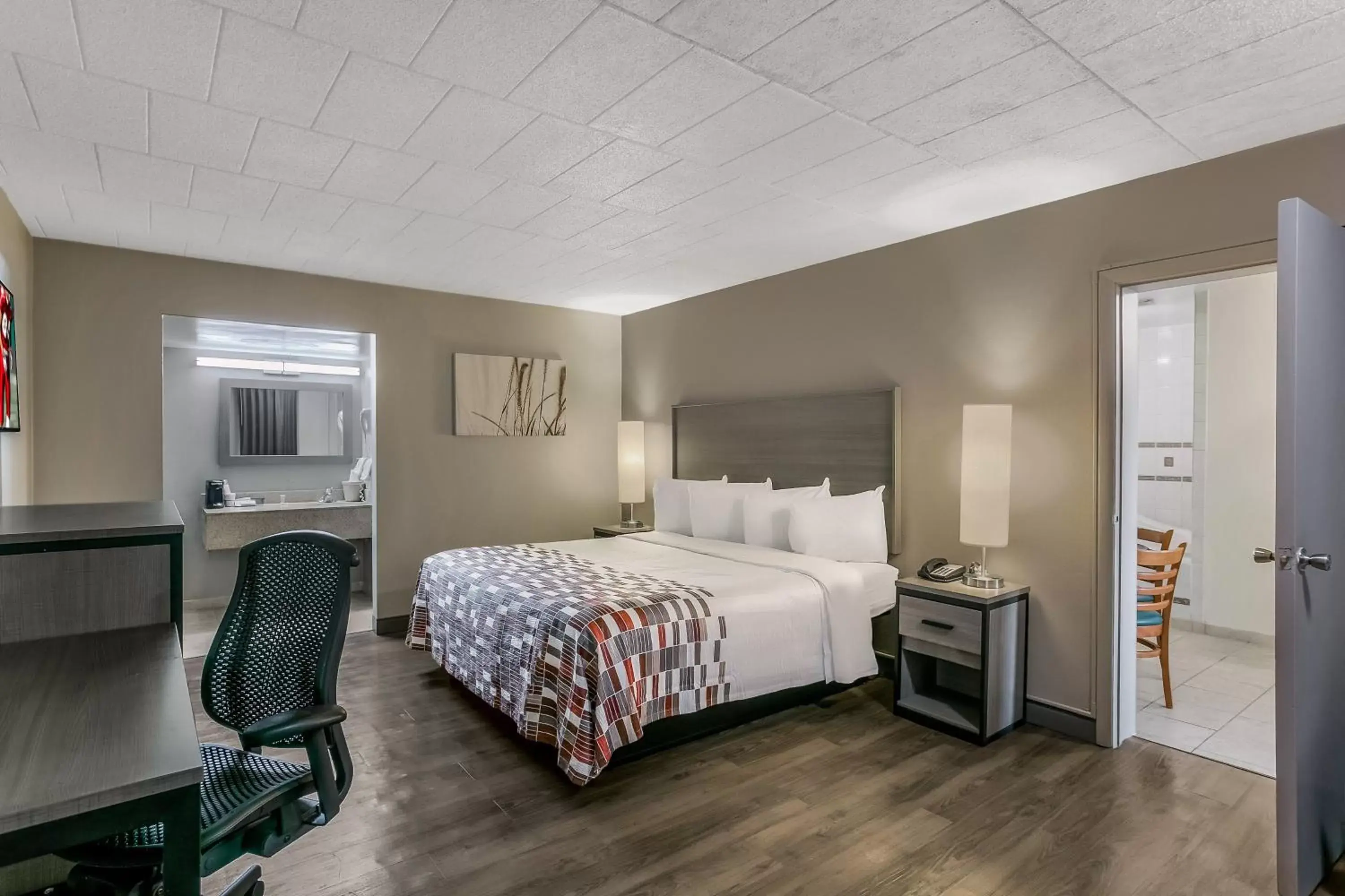 Superior King Room with Spa Bath Non-Smoking in Red Roof Inn Baltimore Superior King Room with Spa Bath Non-Smoking in Red Roof Inn Baltimore