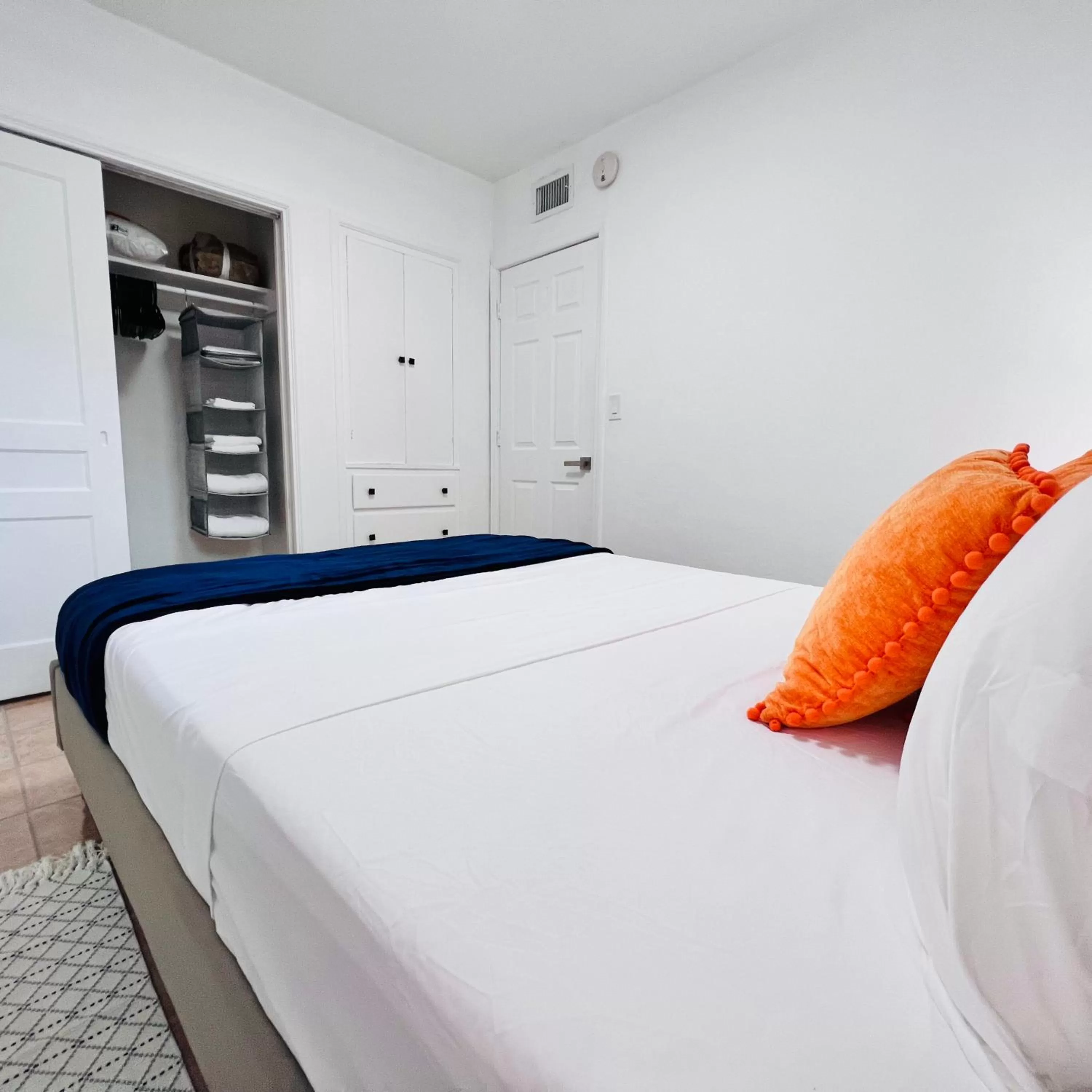 Bed in CocoBay 2BR Condos Near Beach, Galleria Mall, Wilton Manors, Cruise Port