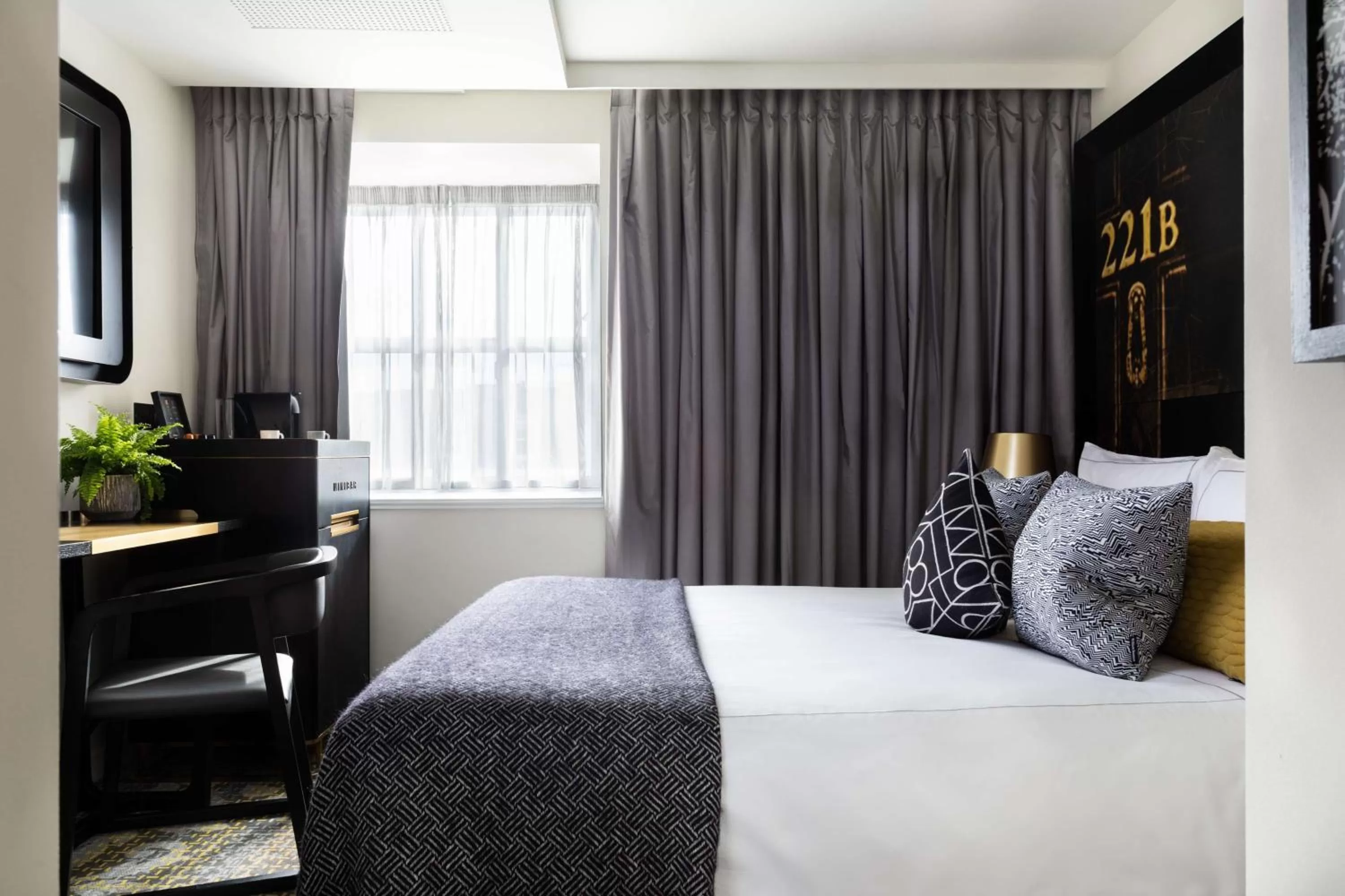 Bedroom, Bed in Holmes Hotel London