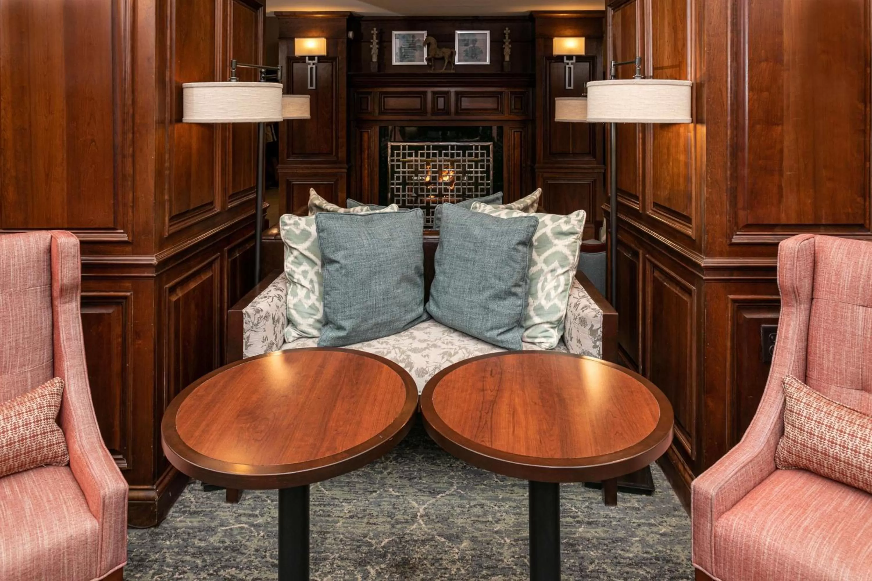 Communal lounge/ TV room in Hampton Inn & Suites Nashville-Green Hills