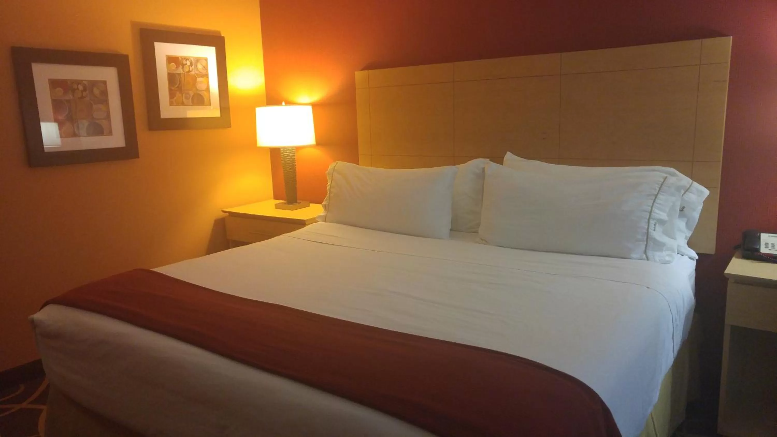 Photo of the whole room, Bed in Holiday Inn Express - Cortland by IHG