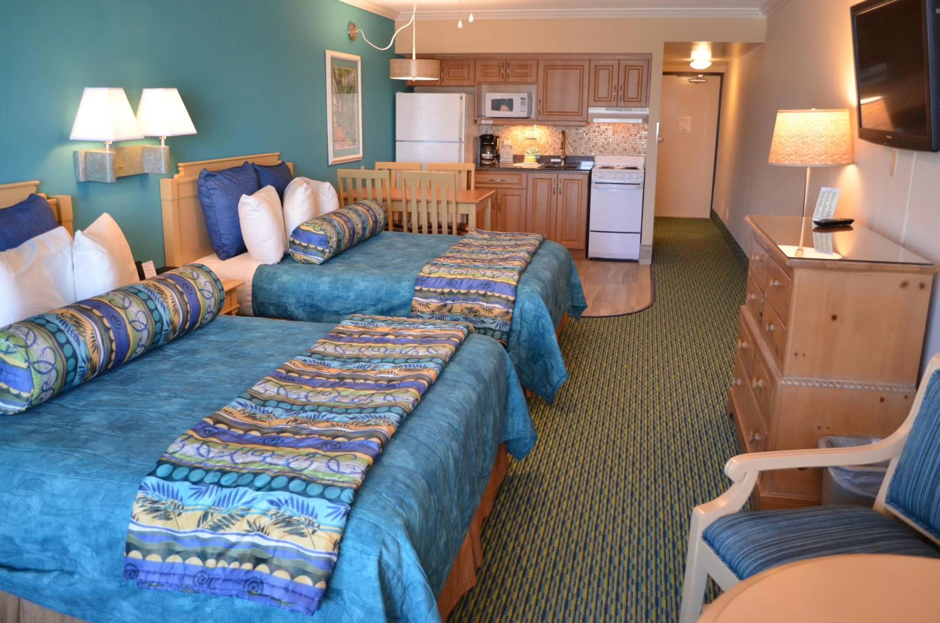 Kitchen or kitchenette, Bed in Sun Viking Lodge - Daytona Beach