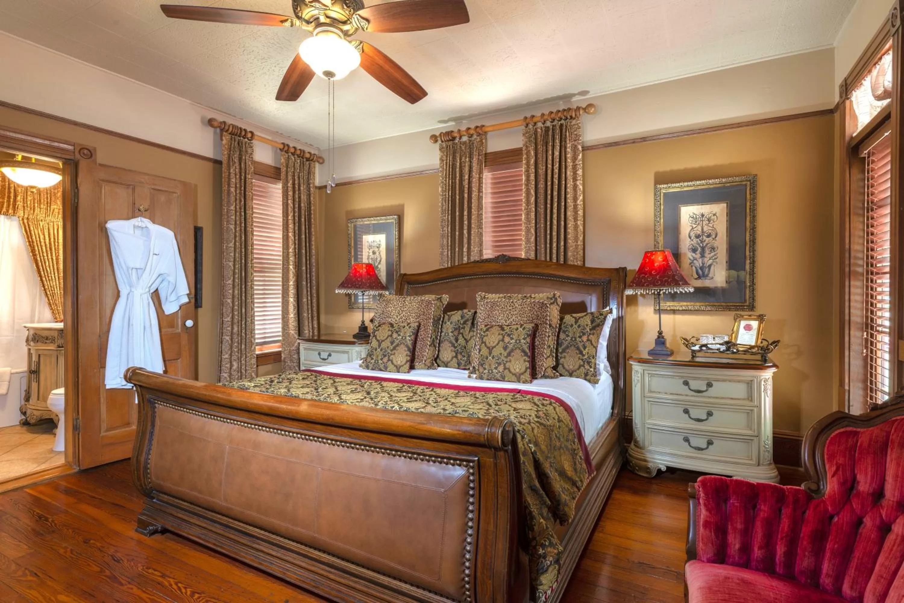 Bed in Cedar House Inn