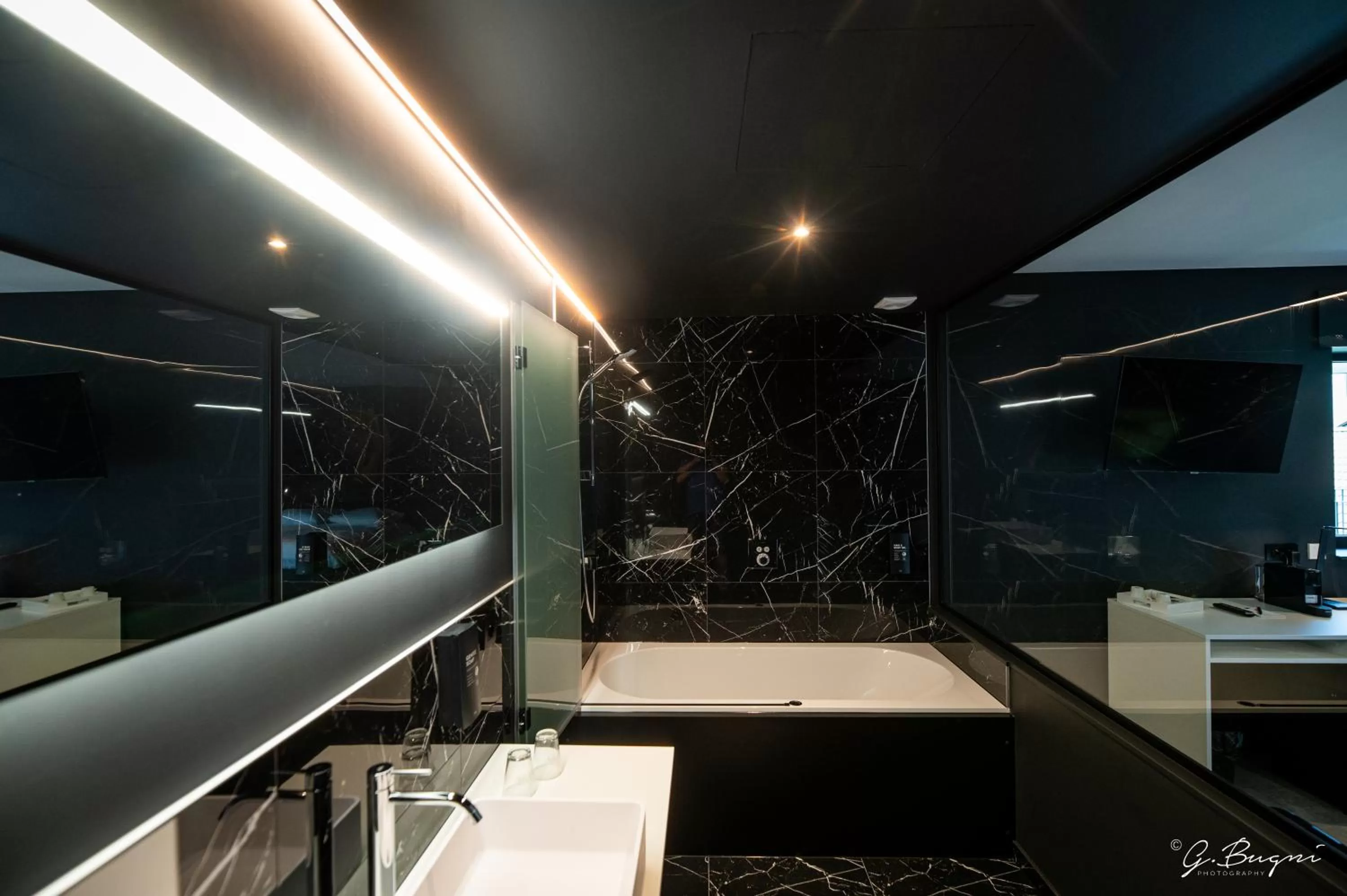 Boutique Hôtel, La Cour de la Reine, Rooftop & Bistronomique Restaurant