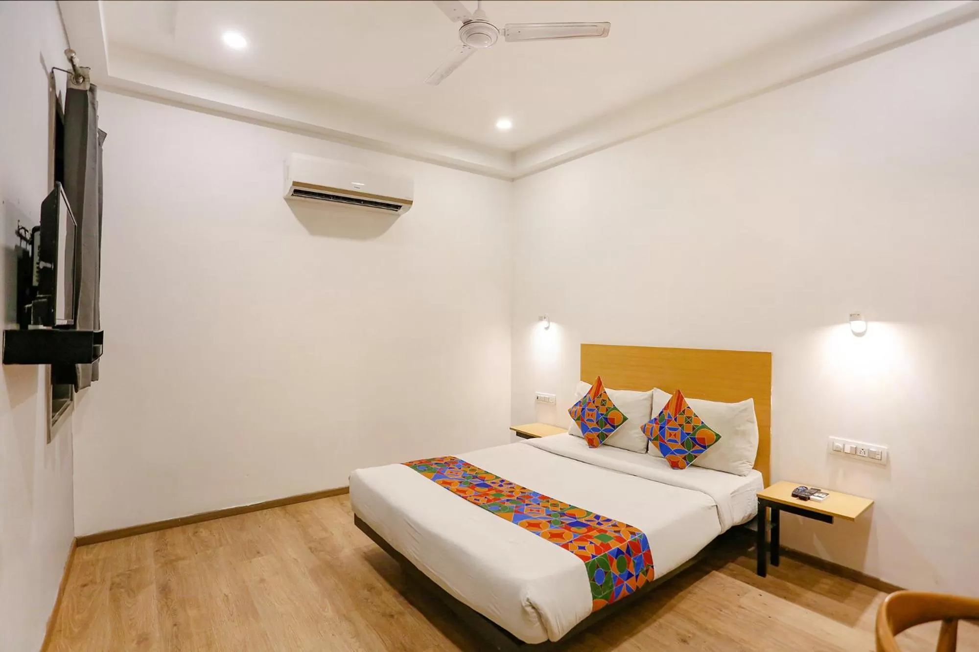 Communal lounge/ TV room, Bed in FabHotel Roseman