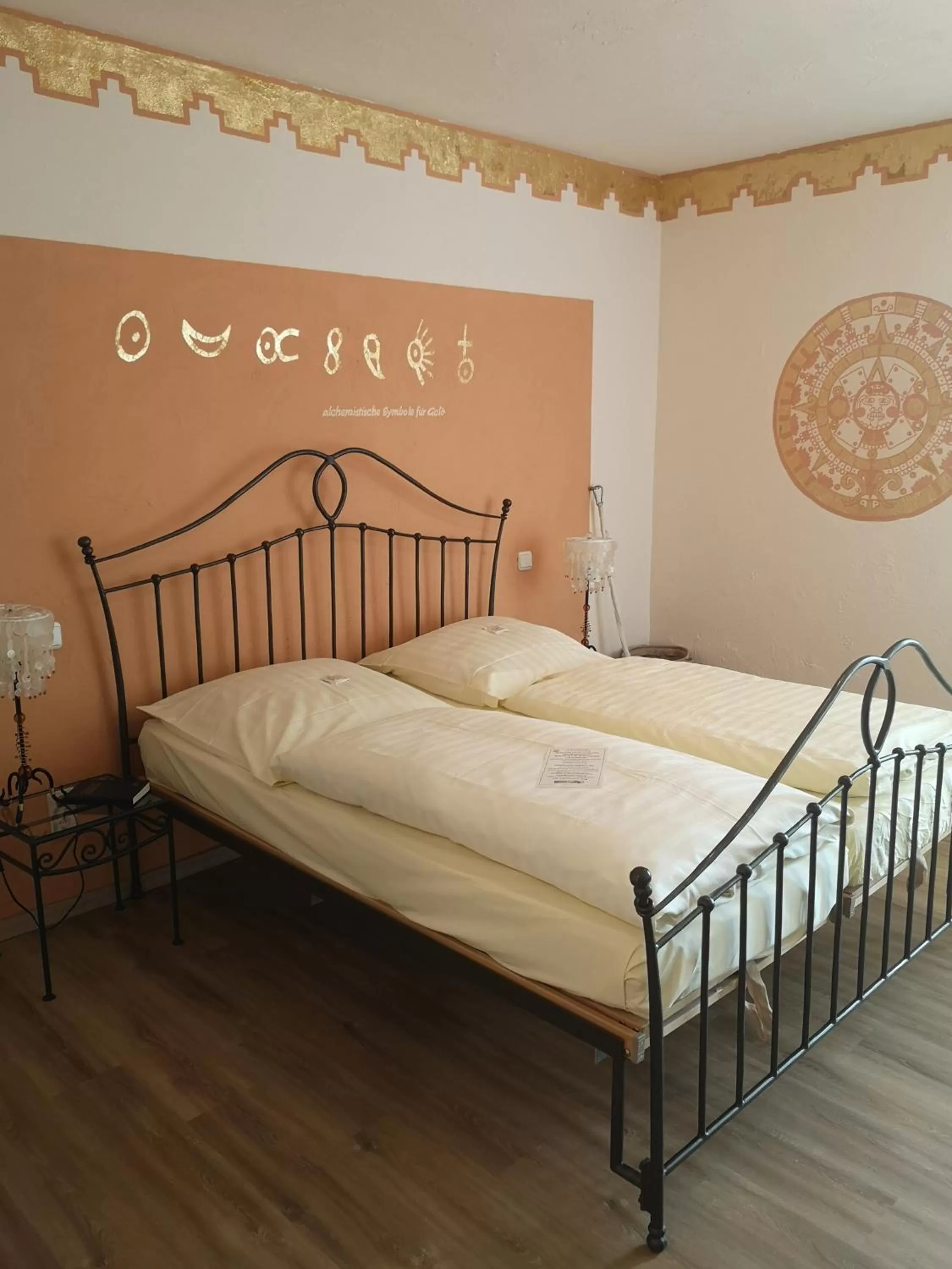 Bed in Hotel Goldflair am Rathaus