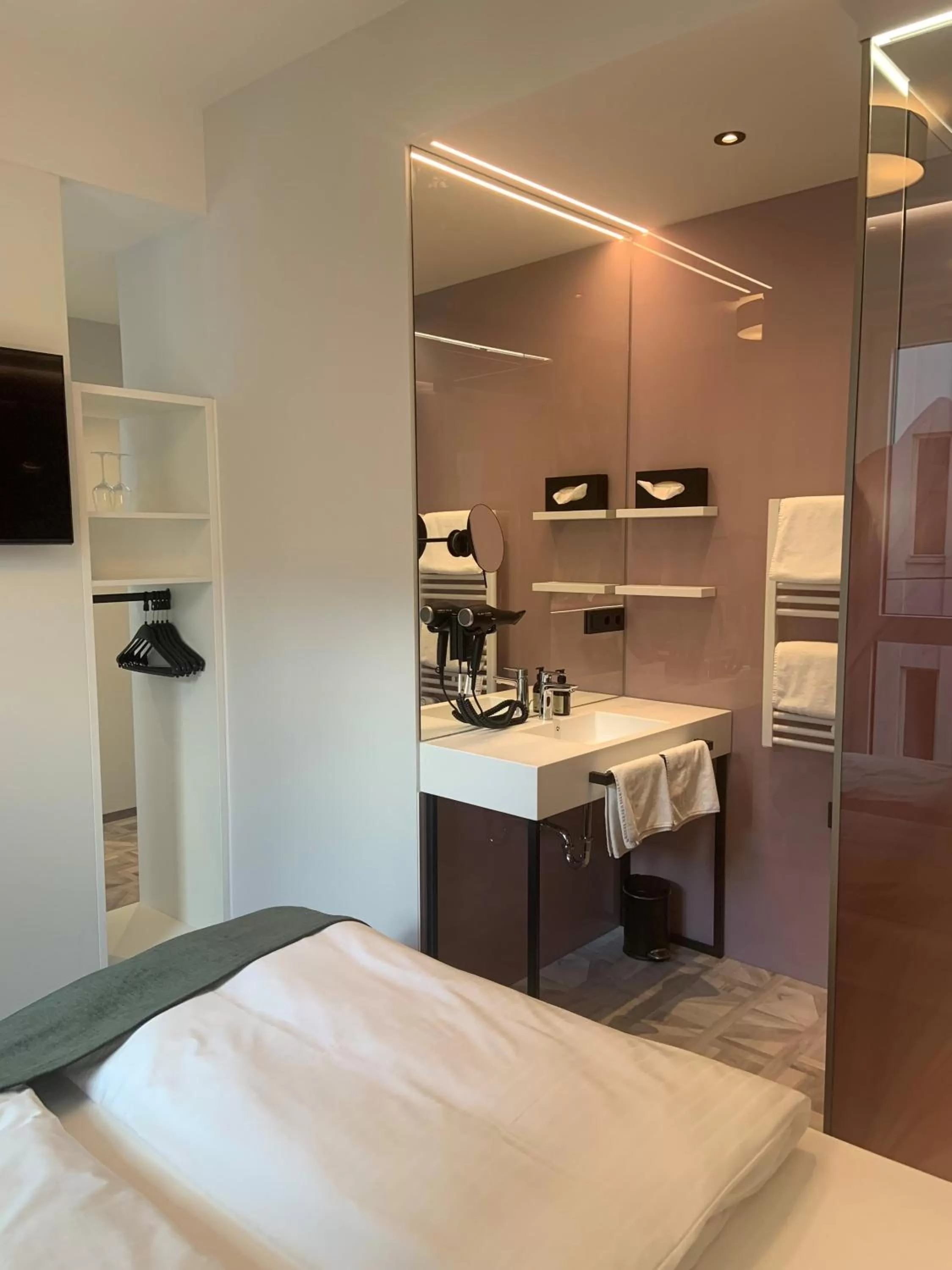 Bathroom, Kitchen/Kitchenette in ART-INN Design Self-Check-in-Hotel