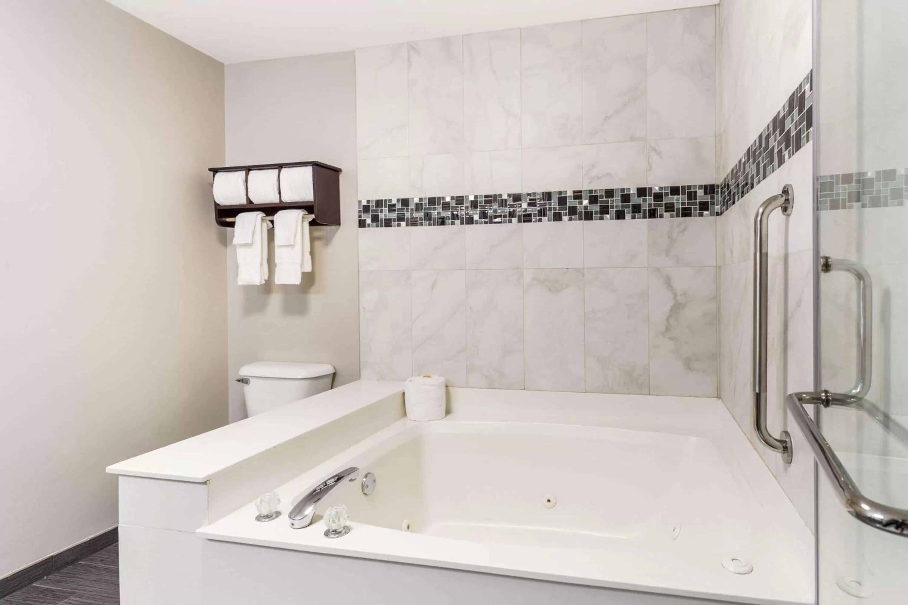 Bathroom in La Quinta by Wyndham Rockford