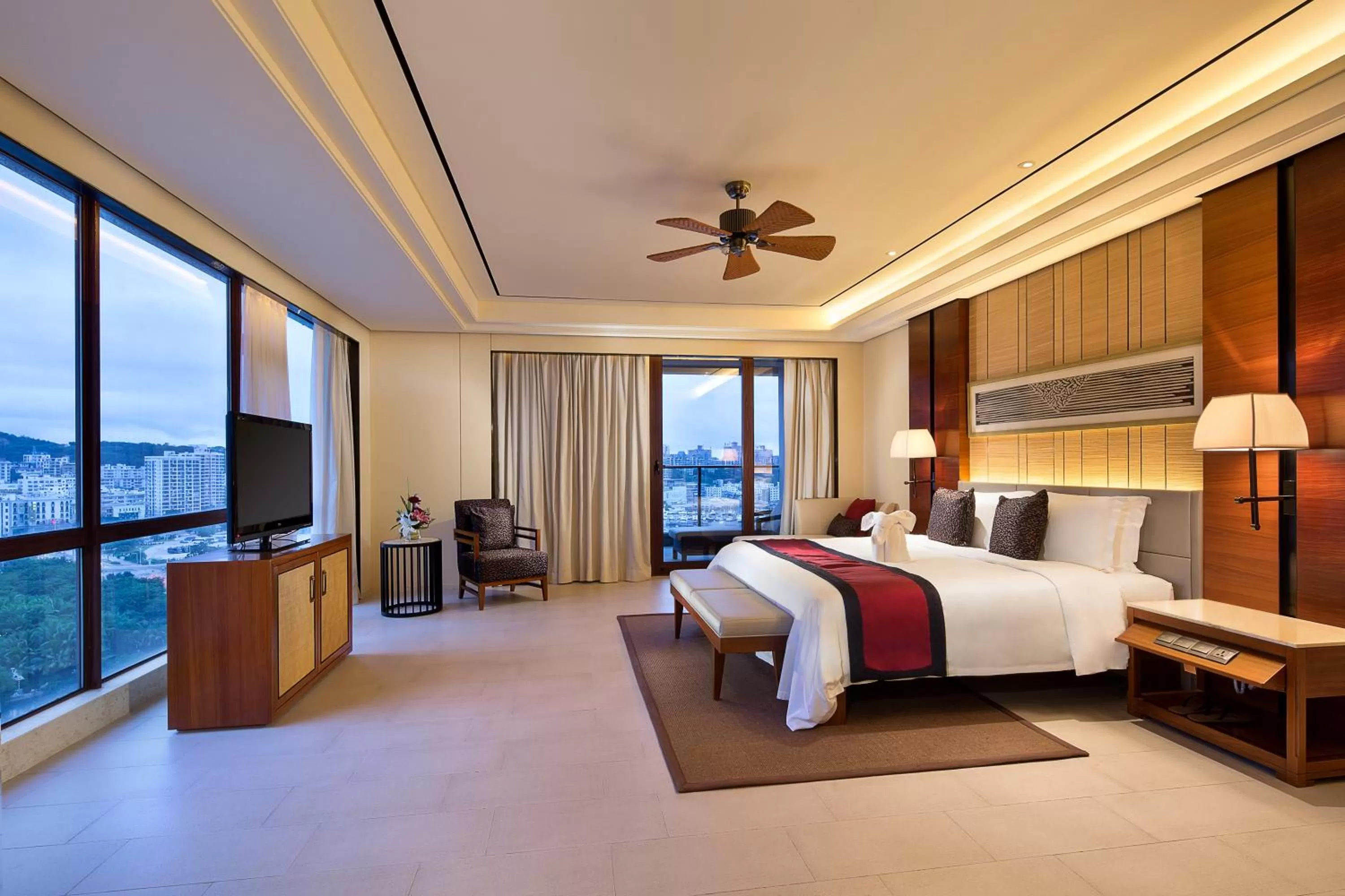 Photo of the whole room, Bed in Crowne Plaza Sanya City Center by IHG
