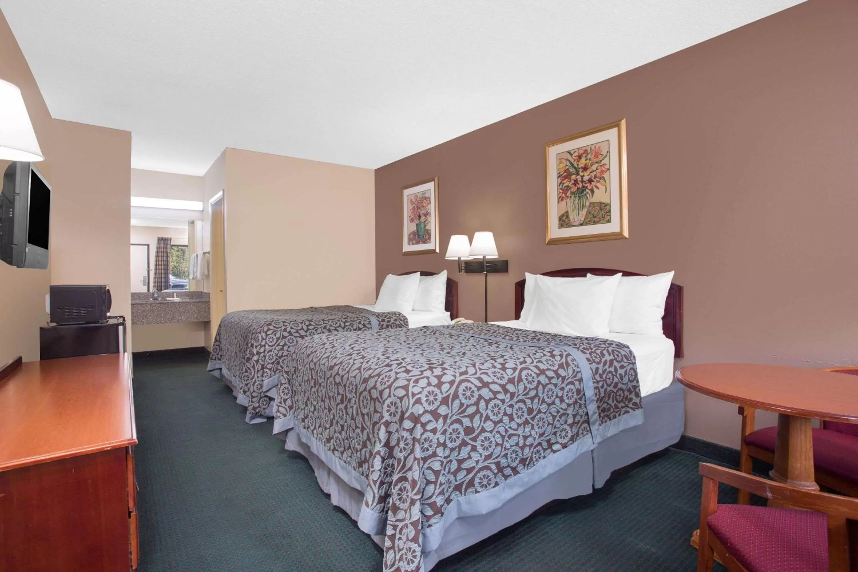 Photo of the whole room, Bed in Days Inn by Wyndham Dublin GA