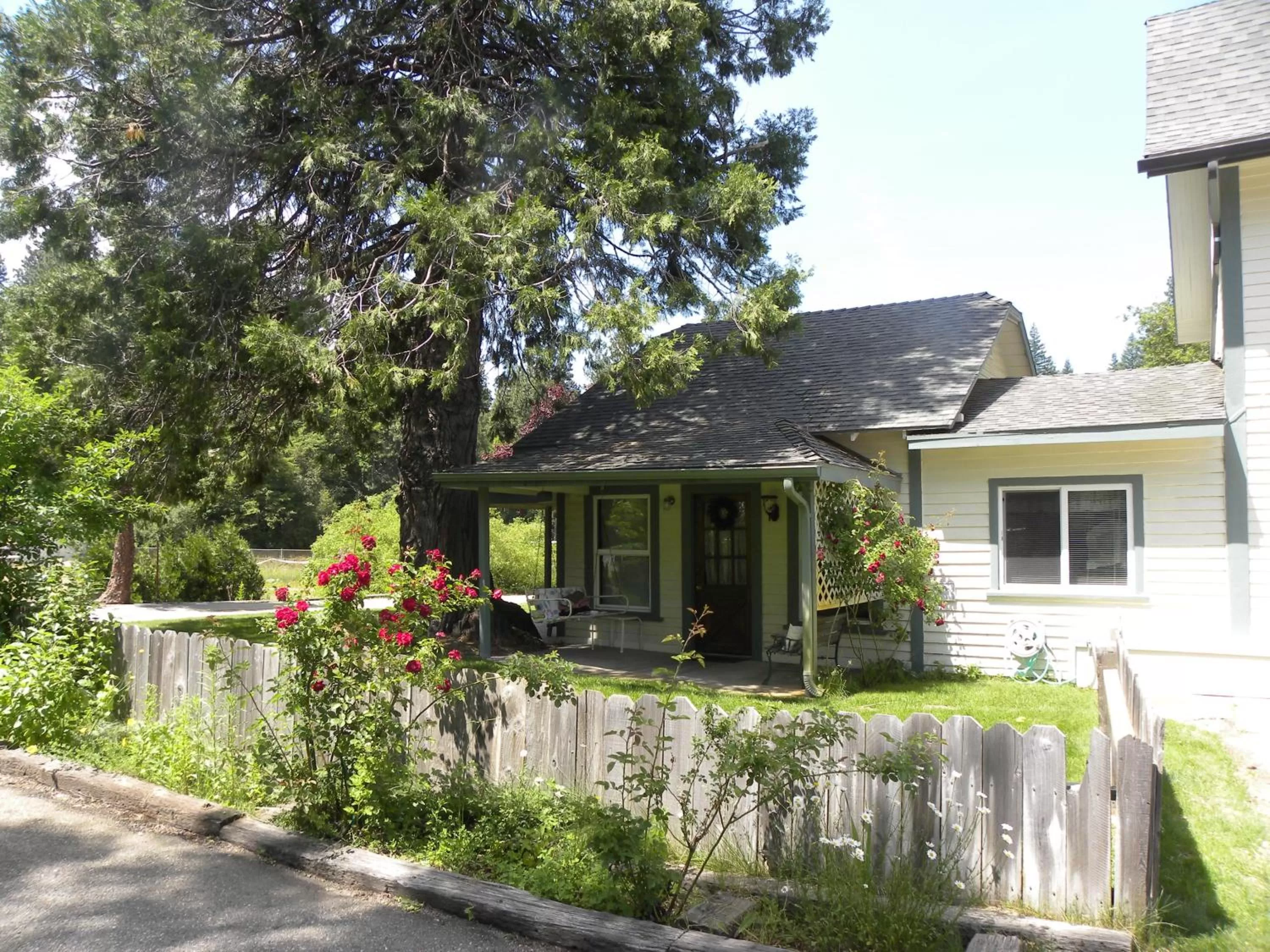 Property building, Patio/Outdoor Area in Mount Shasta Ranch Bed and Breakfast