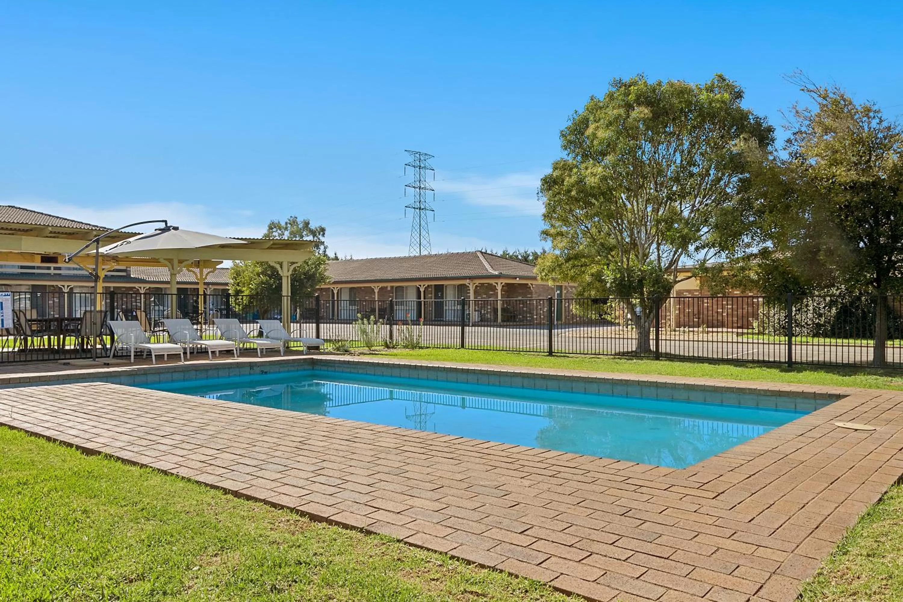 Swimming pool in Quality Inn Carriage House