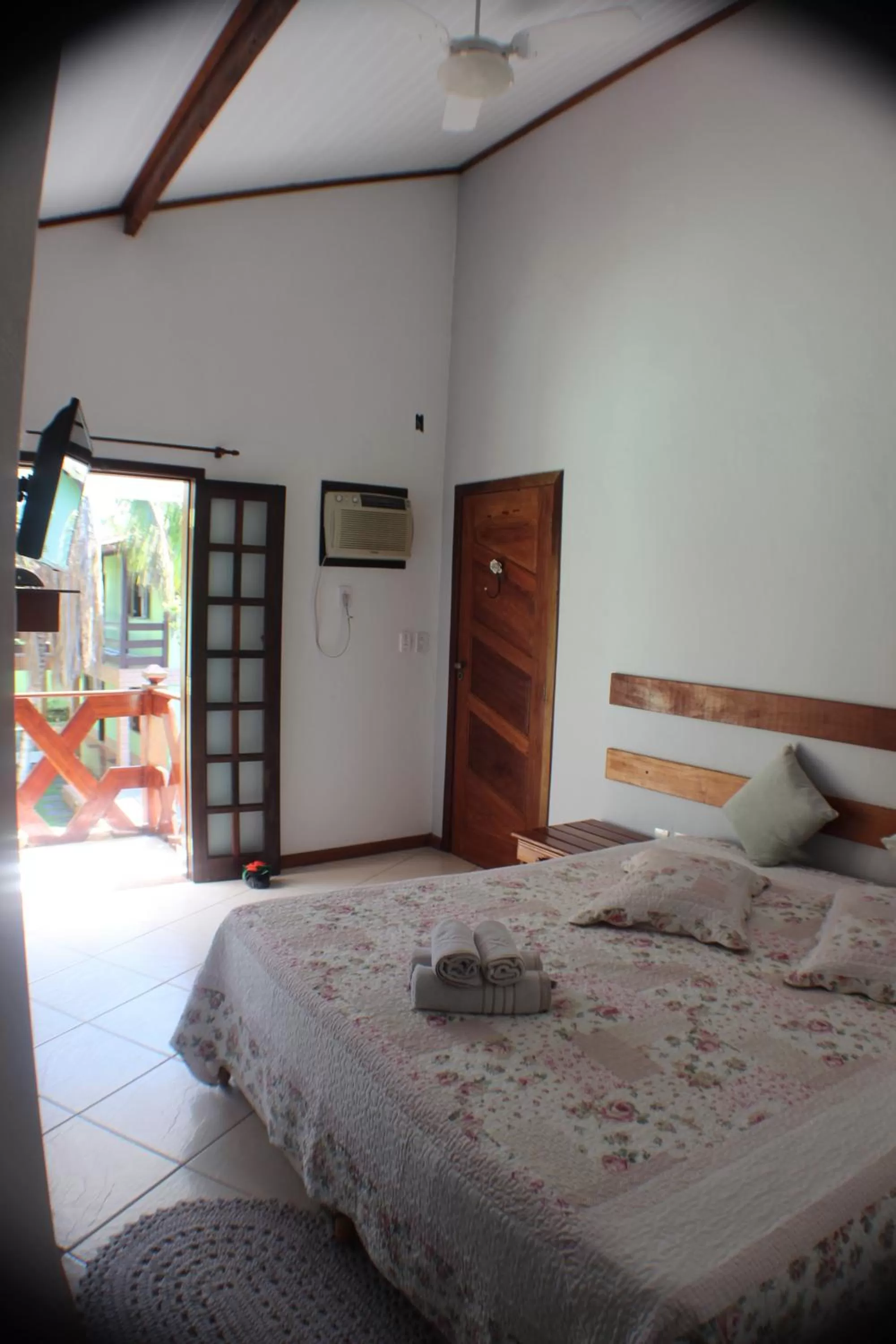 Photo of the whole room, Bed in Pousada Flor de Paraty