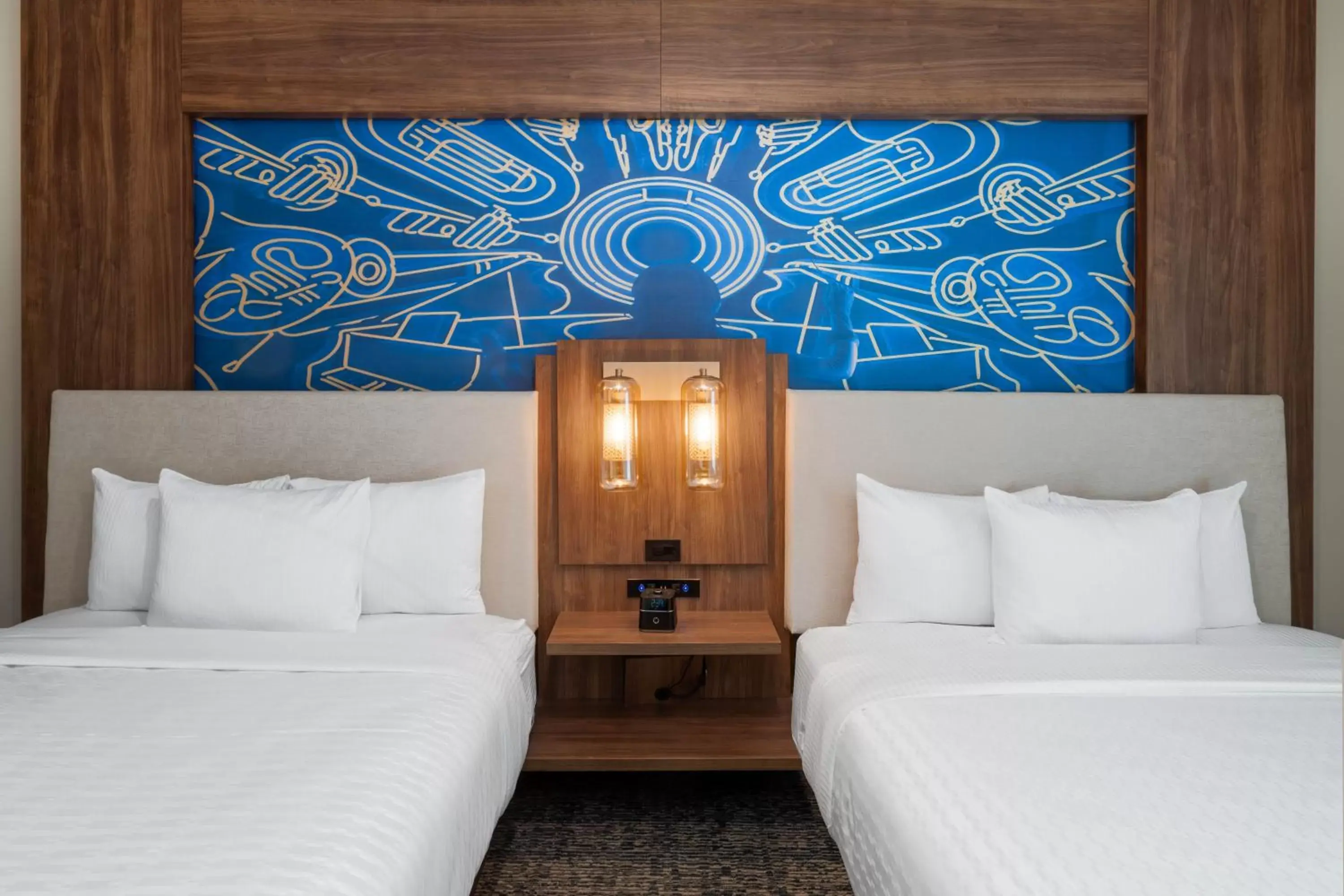 Queen Room with Tub with Grab Bars - Mobility Accessible/Non-Smoking in La Quinta Inn & Suites by Wyndham Nashville Downtown Stadium Queen Room with Tub with Grab Bars - Mobility Accessible/Non-Smoking in La Quinta Inn & Suites by Wyndham Nashville Downtown Stadium