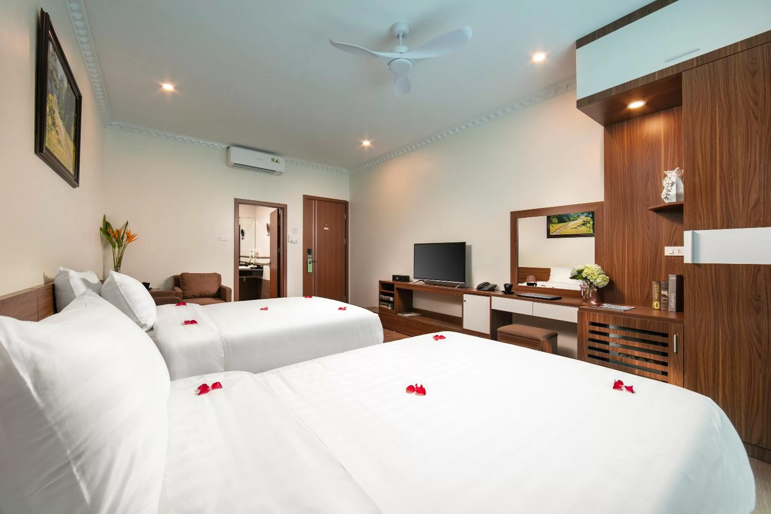 Photo of the whole room, Bed in Tam Coc Holiday Hotel & Villa