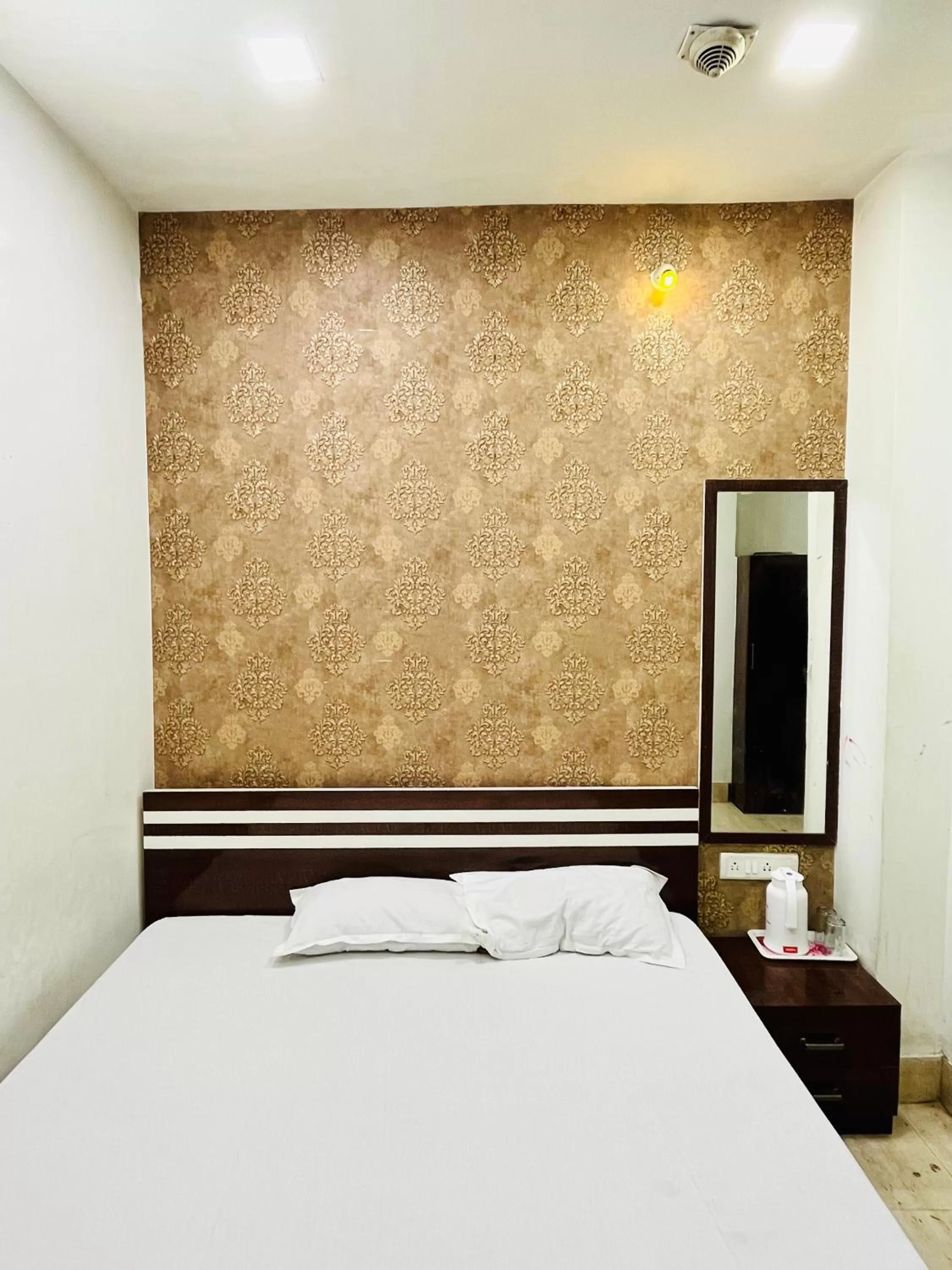 Photo of the whole room, Bed in Hotel Airlines