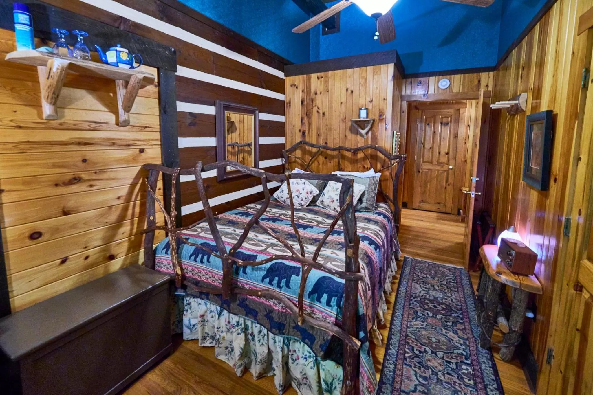 Bunk Bed in Creekwalk Inn Bed and Breakfast with Cabins