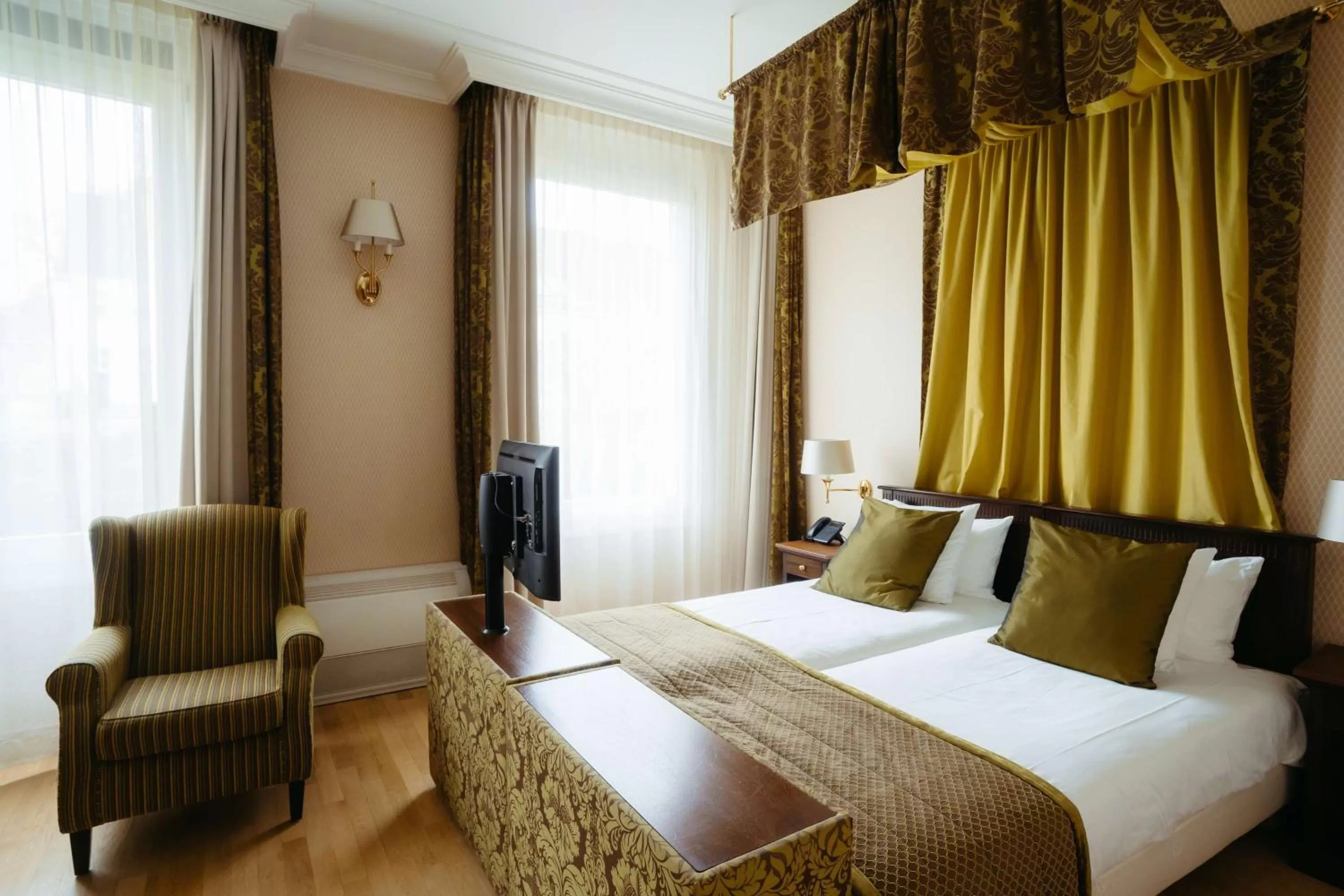 Bedroom, Bed in Grand Hotel Karel V