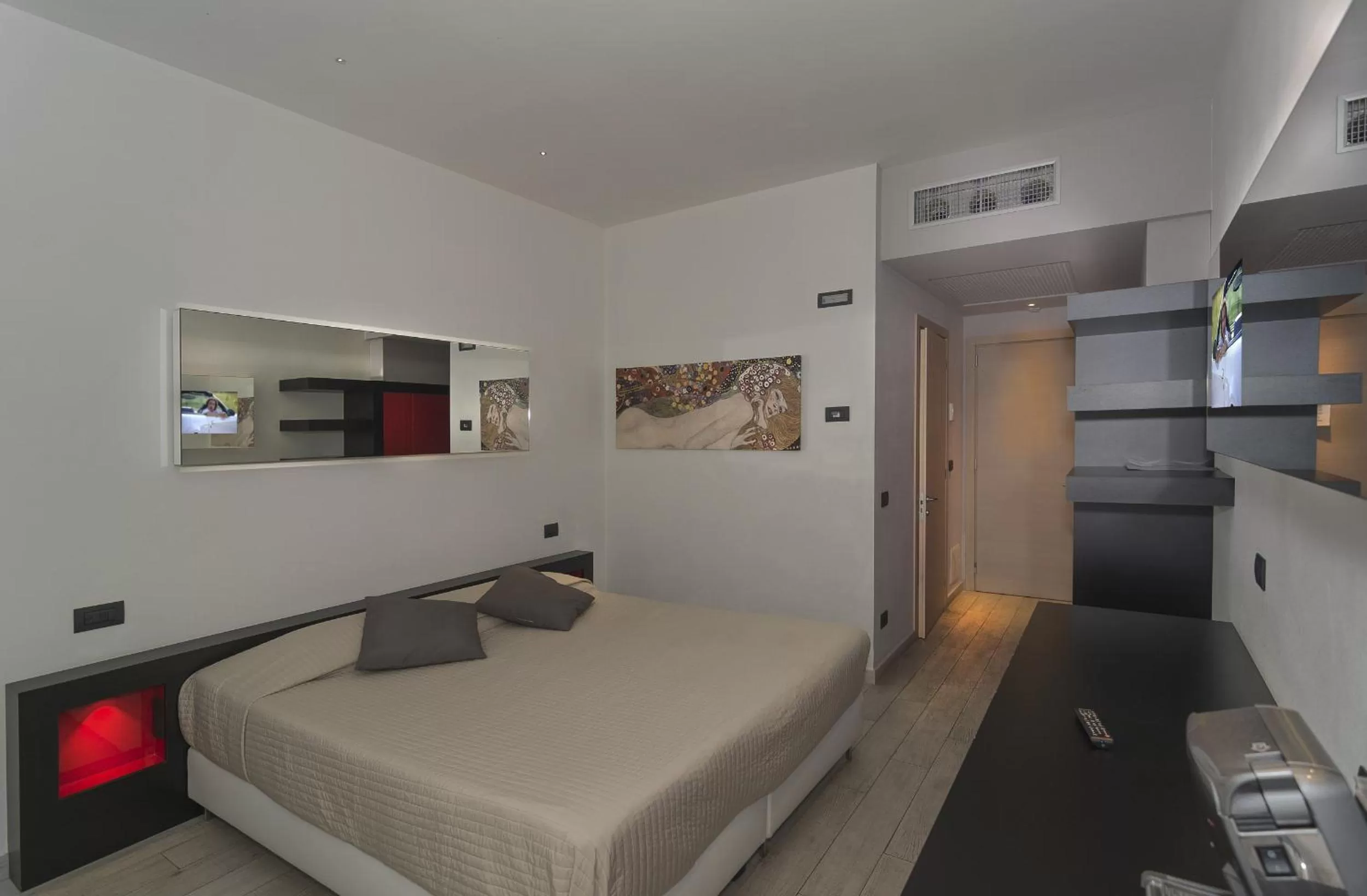 Bedroom, Bed in Blue Shades Hotel