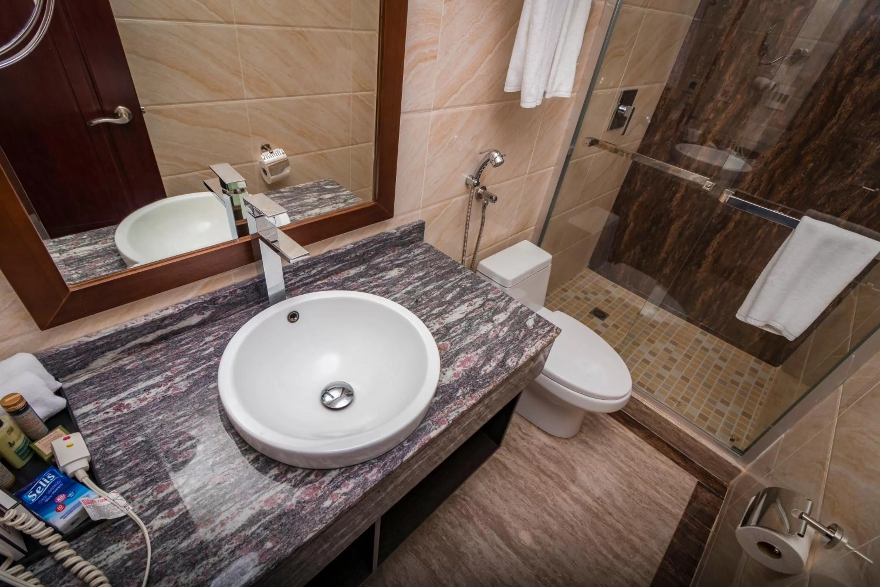 Shower in Hotel City Plaza & Suites